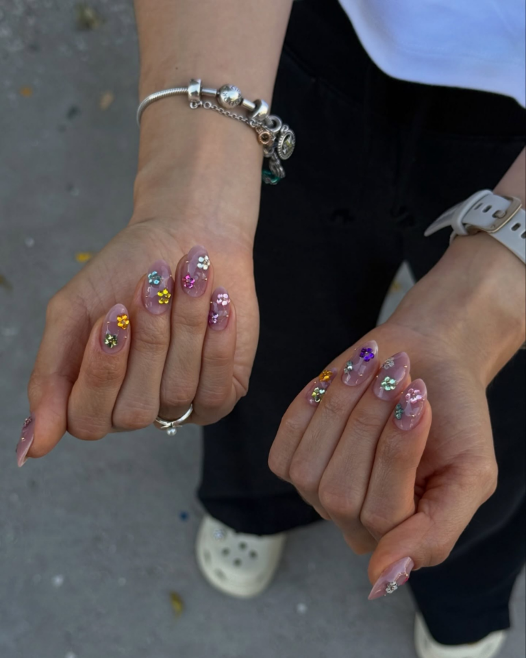 6 inspirações de unhas decoradas que ativam o mood Y2K imediatamente unhas decoradas (6)