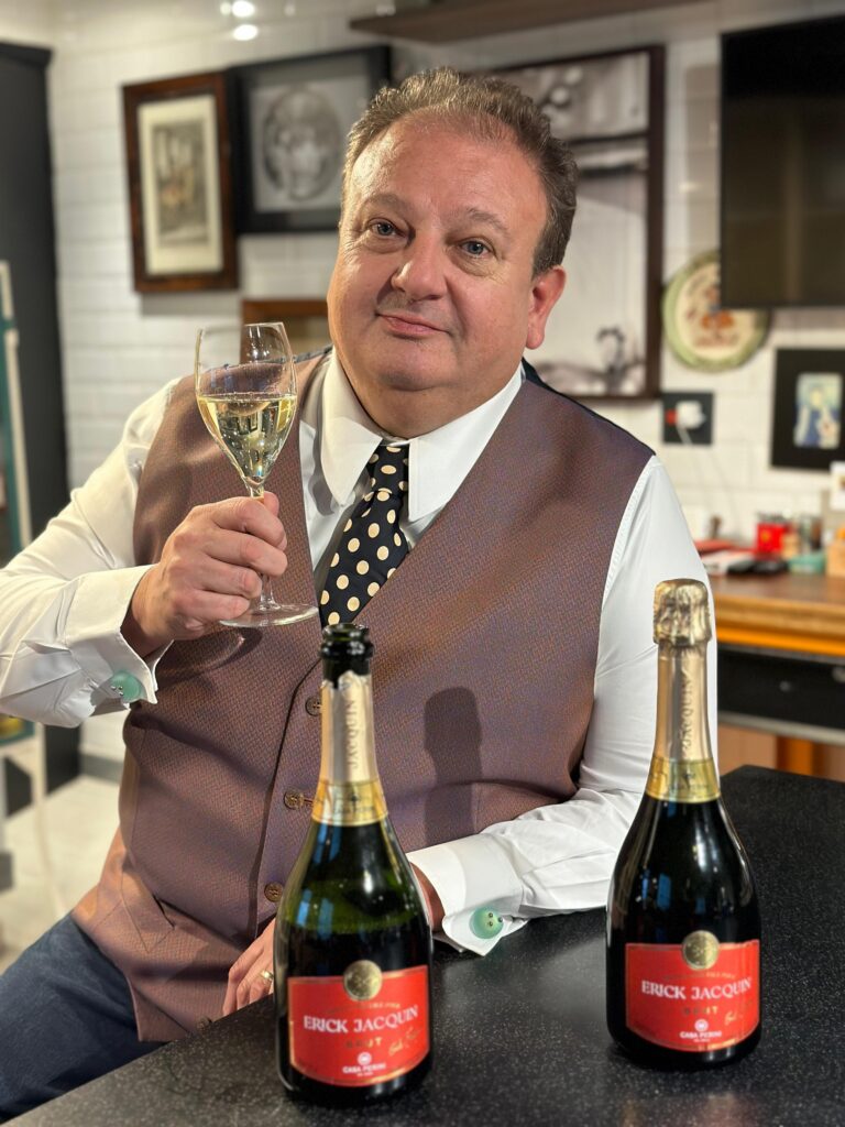 Casa Perini anuncia collab com Alexandre Herchcovitch Espumante Jacquin 2