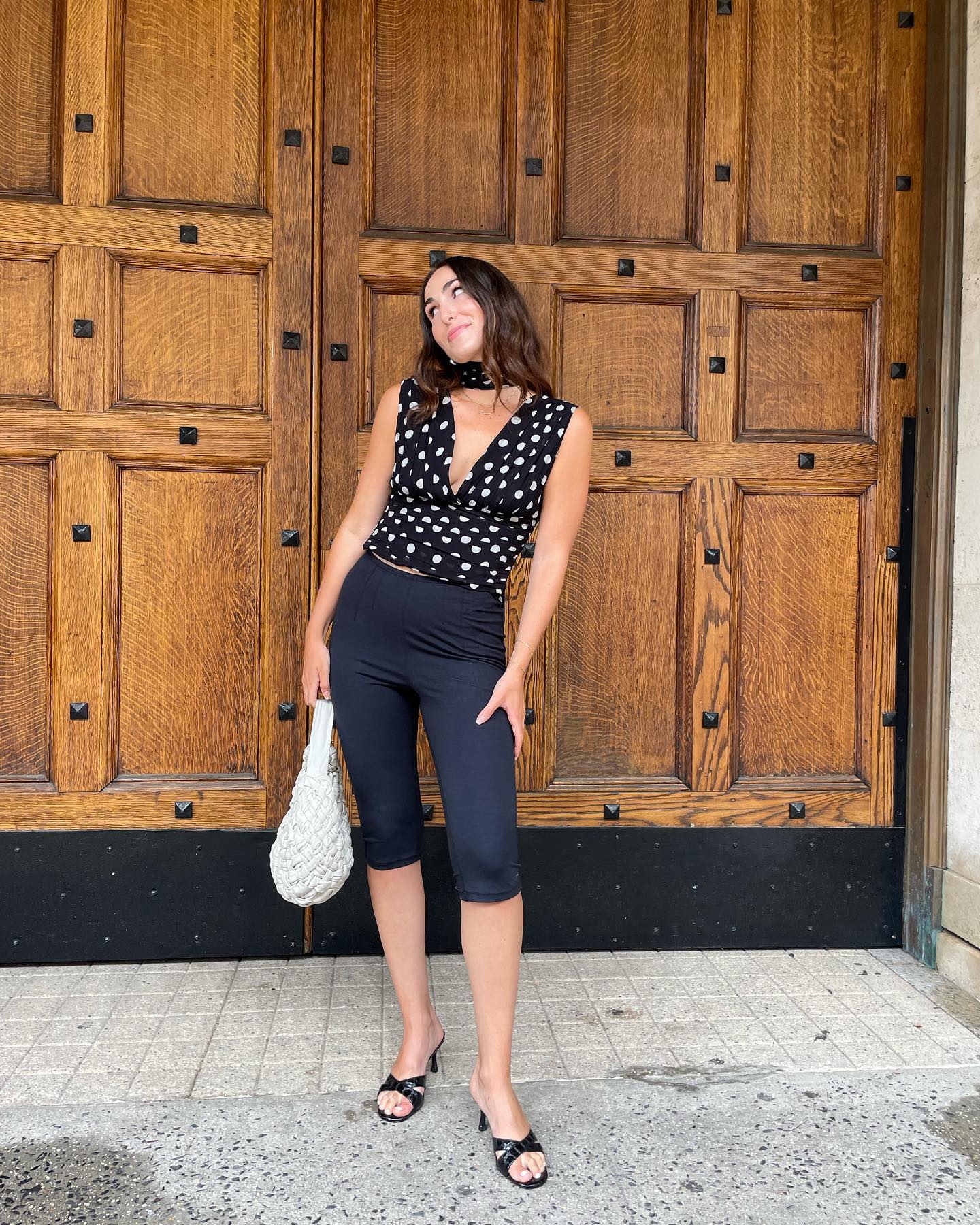 Ainda em alta, a calça corsário merece uma chance – principalmente nos dias quentes look com calça corsário