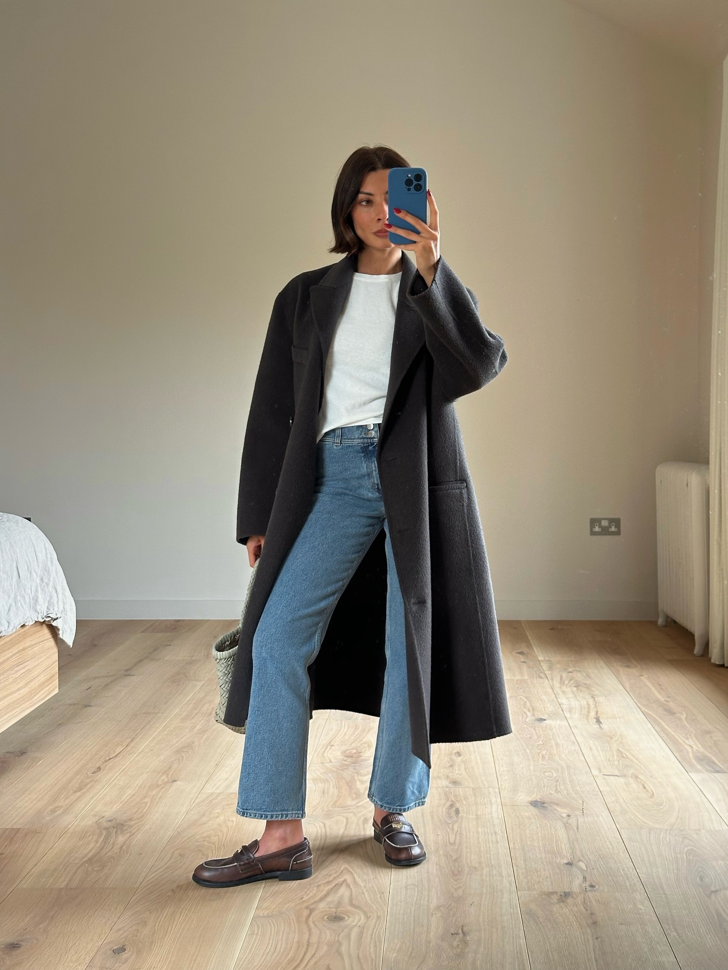 6 maneiras de usar a calça flare curta sem deixar o visual datado a calça flare curta está de volta