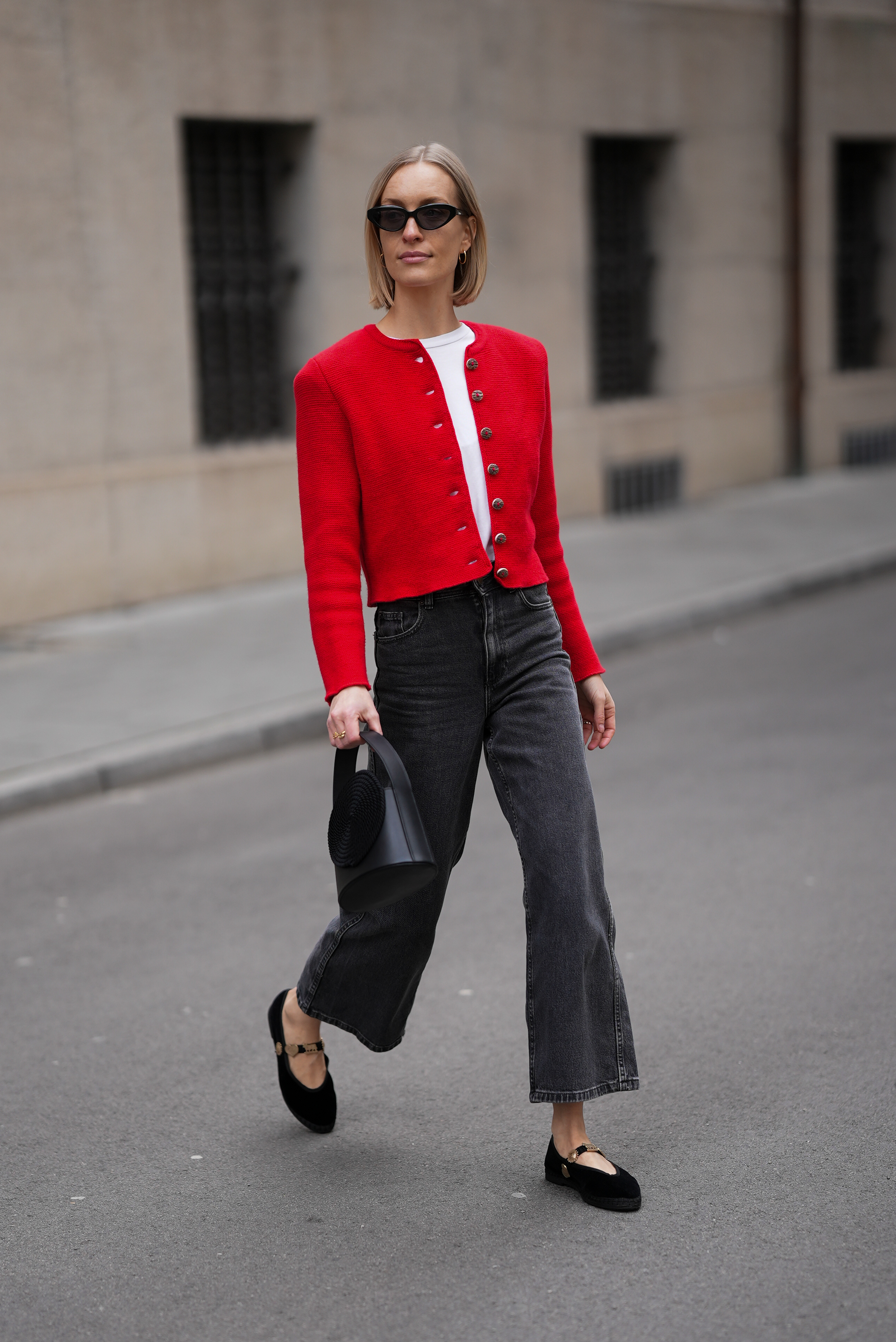 6 maneiras de usar a calça flare curta sem deixar o visual datado a calca flare curta está de volta e marca presença no street style