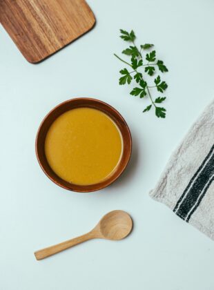 Caldo de ossos: por que a receita proteica virou hit na internet e como reproduzir em casa