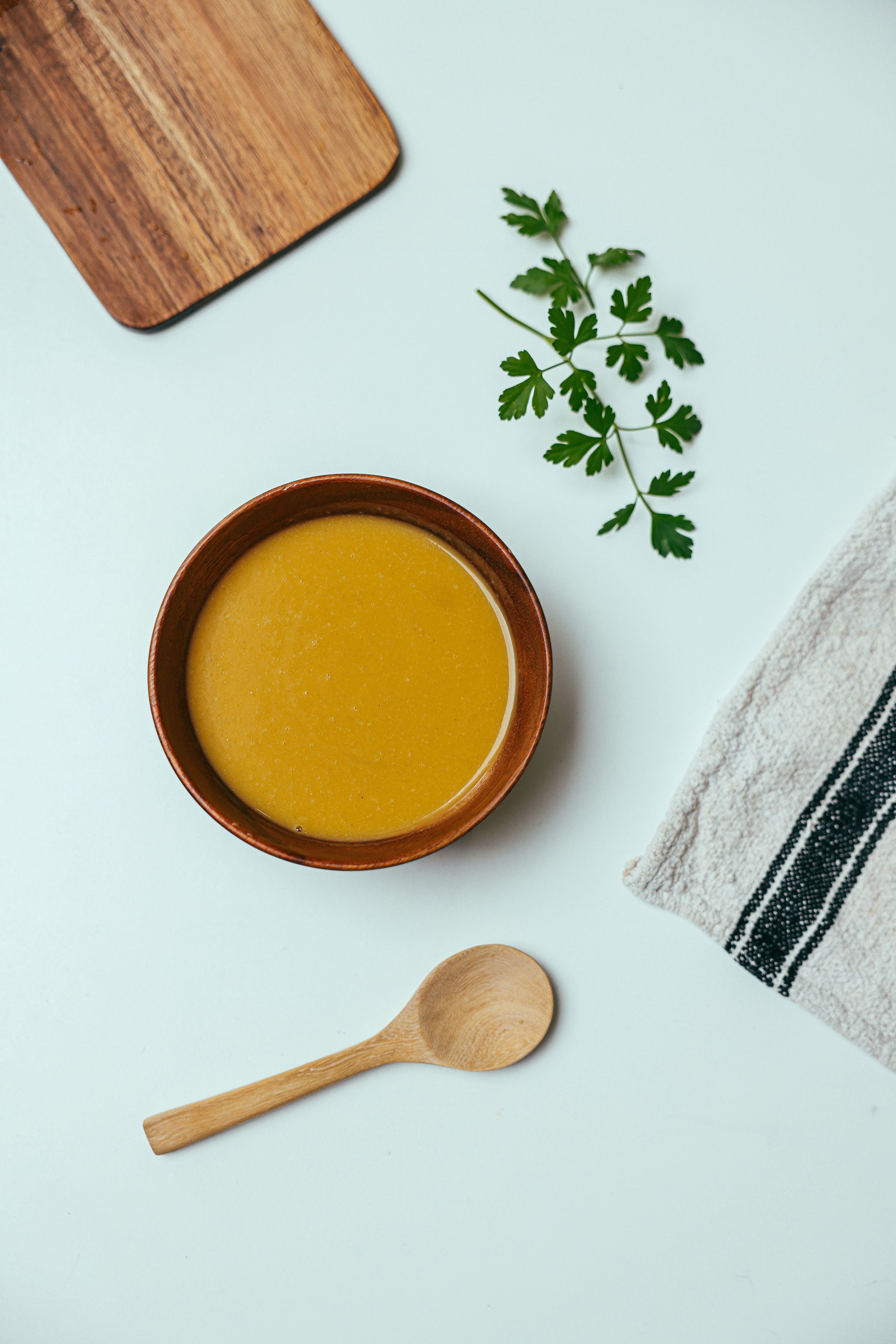 Caldo de ossos: por que a receita proteica virou hit na internet e como reproduzir em casa