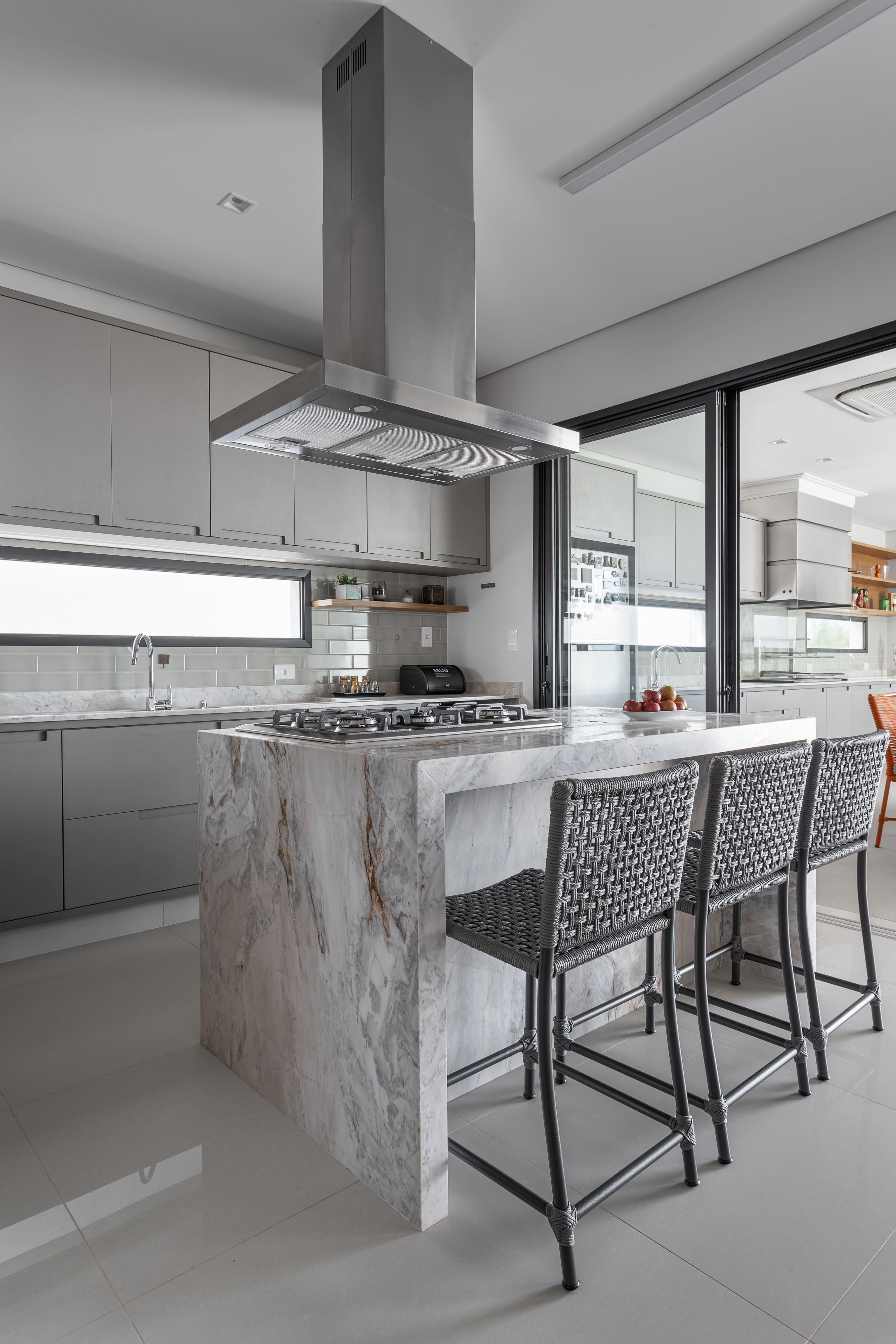 Cozinha com ilha: 7 dicas para um layout funcional e integrado
