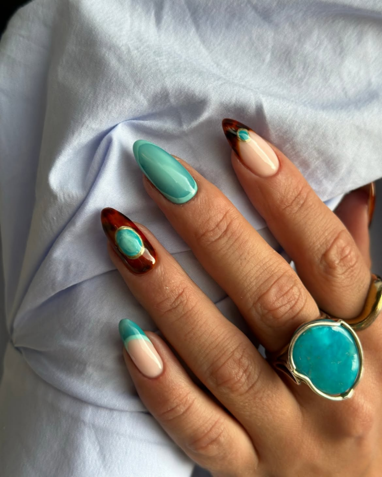 Cansada da unha discreta? O esmalte azul turquesa é a aposta da vez esmalte azul turquesa (2)