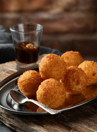Chef ensina como fazer o pão de queijo frito