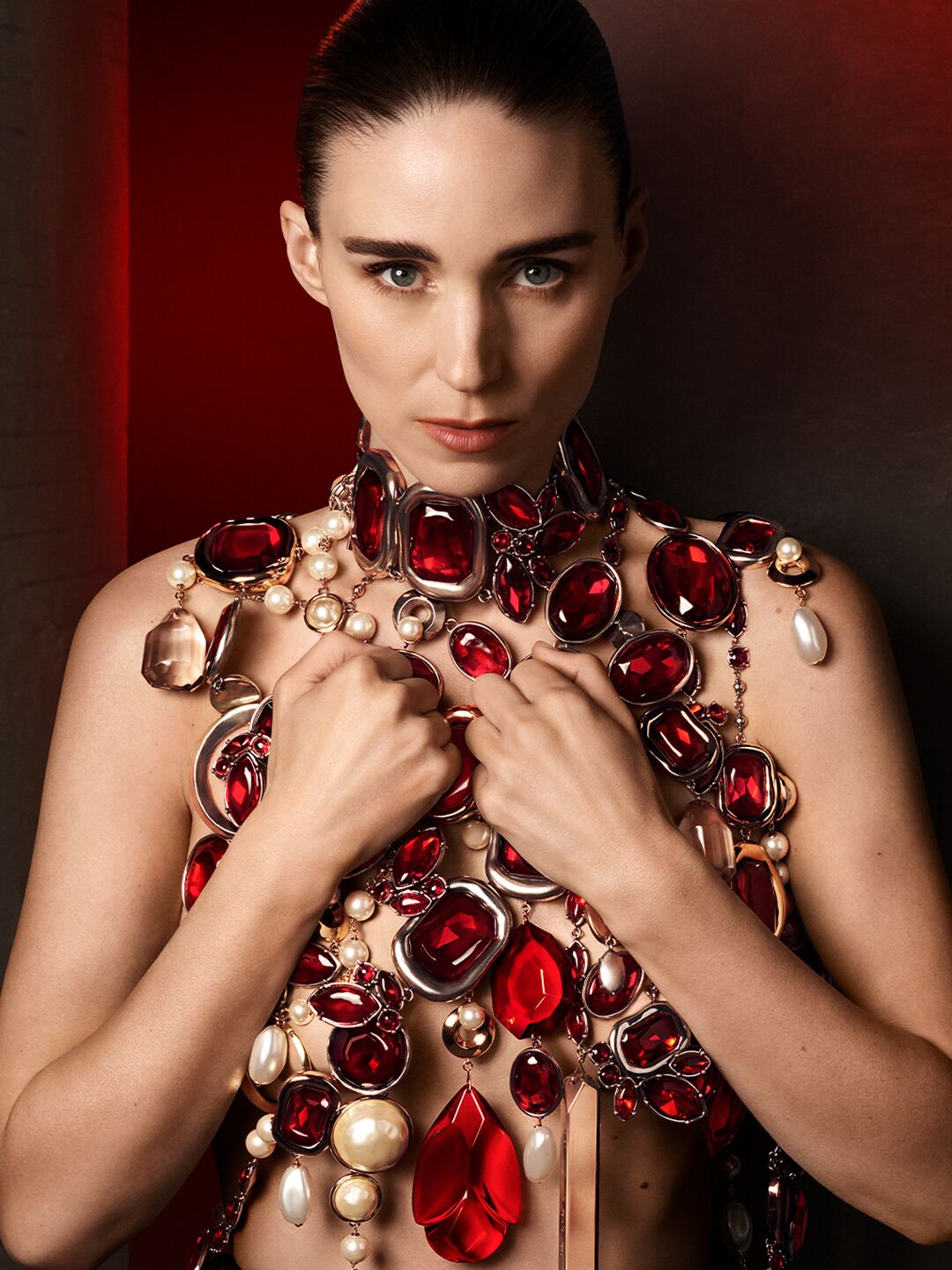 rooney mara estrela campanha do l'interdit elixir, nova fragrância da givenchy, e conversa com a elle