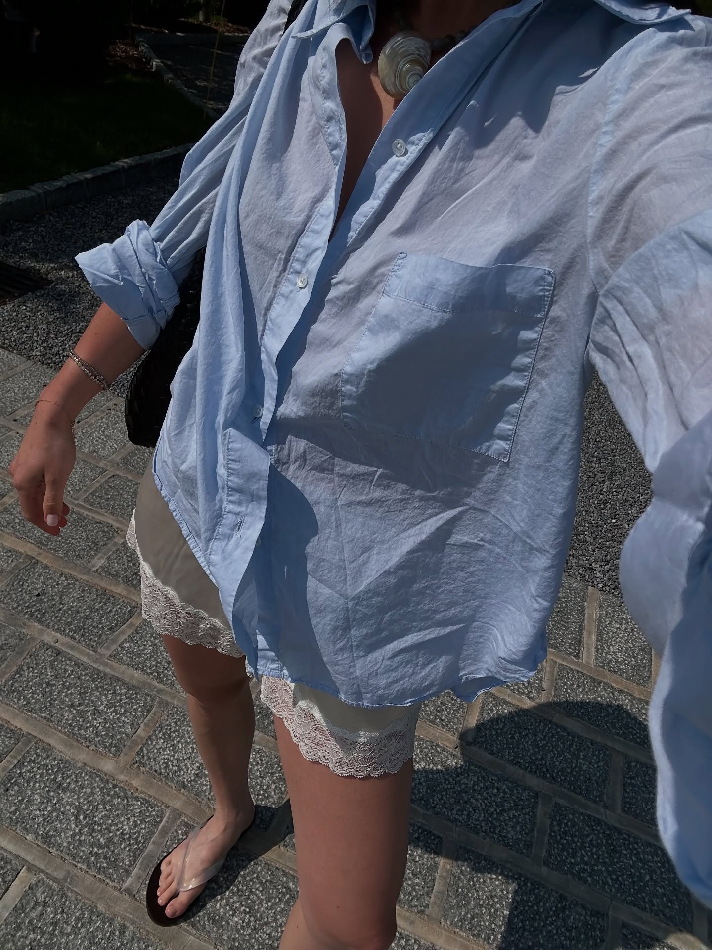 O short de cetim é novo favorito do street style look com short de cetim