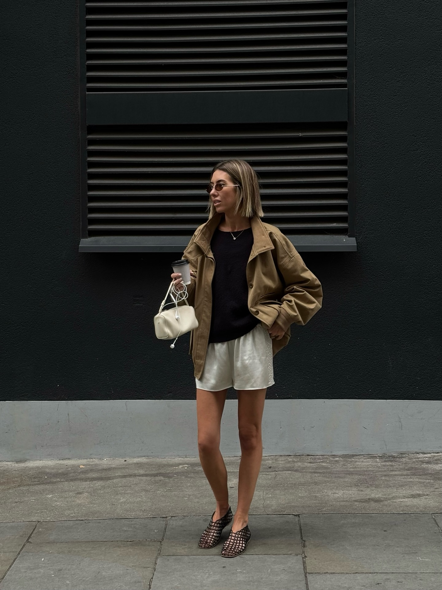 O short de cetim é novo favorito do street style look com short de cetim