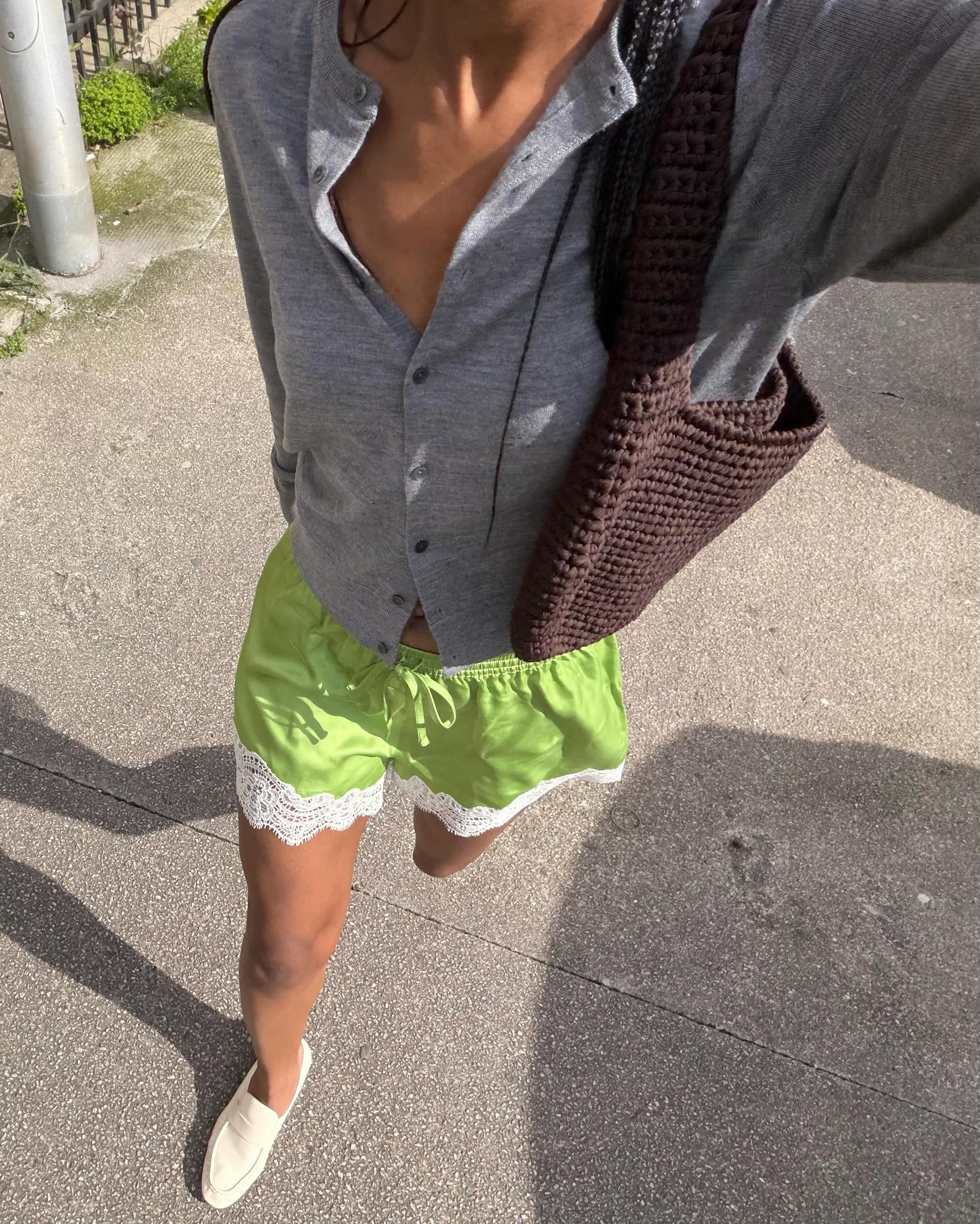 O short de cetim é novo favorito do street style look com short de cetim