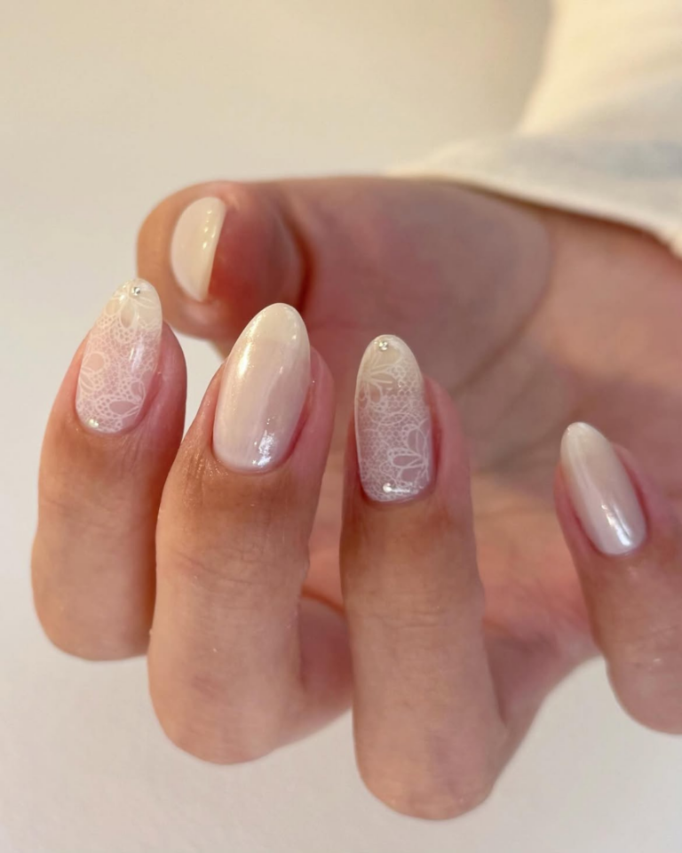 As unhas rendadas são a nail art que vai atualizar sua manicure unhas rendadas