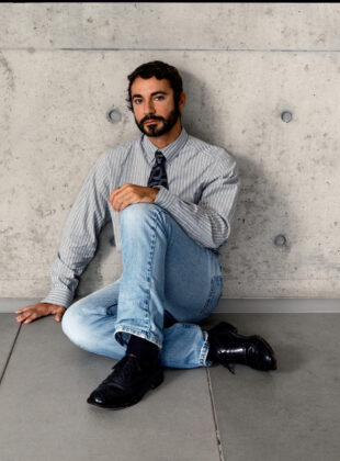 RE-SEE: Por que Dario Vitale na Emporio Armani é uma ótima ideia RE-SEE: Dario Vitale é o novo diretor criativo da Emporio Armani.