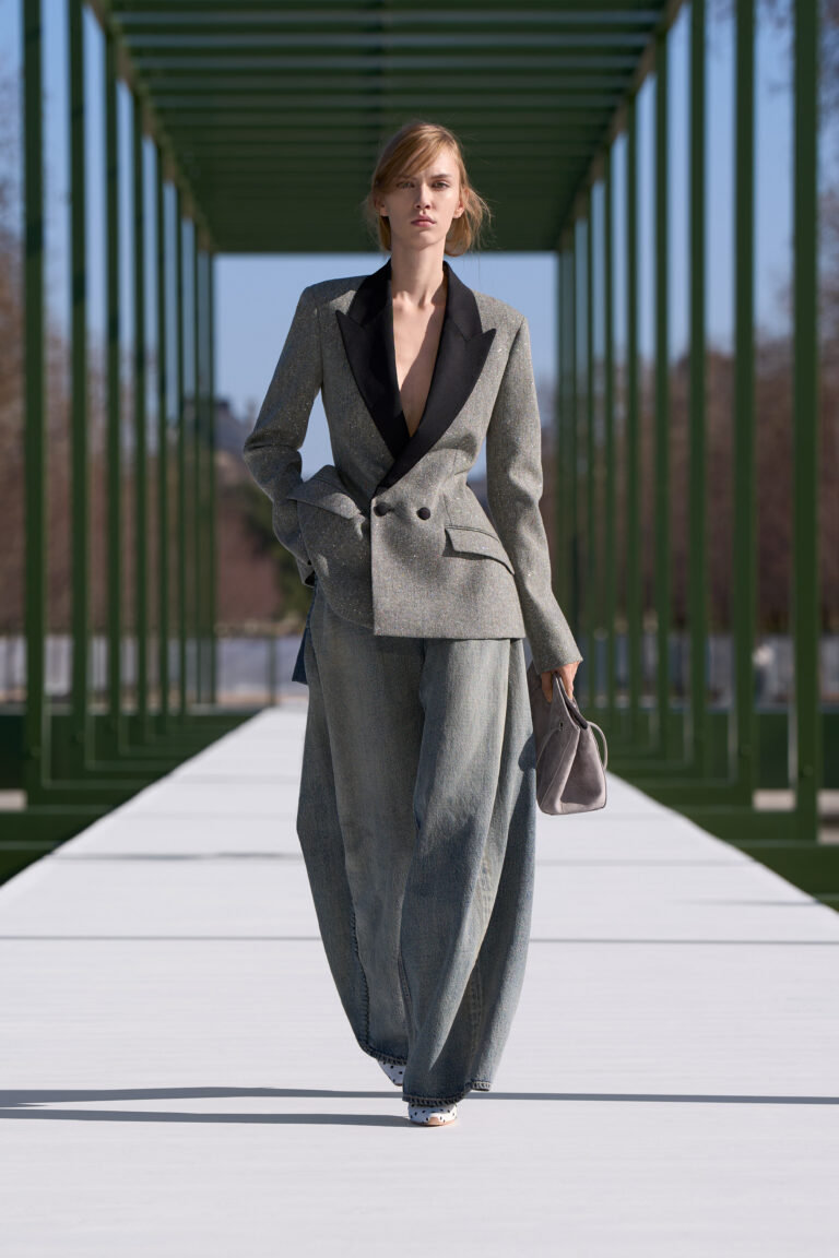 Calças baggy no desfile de inverno 2026 da Dior.