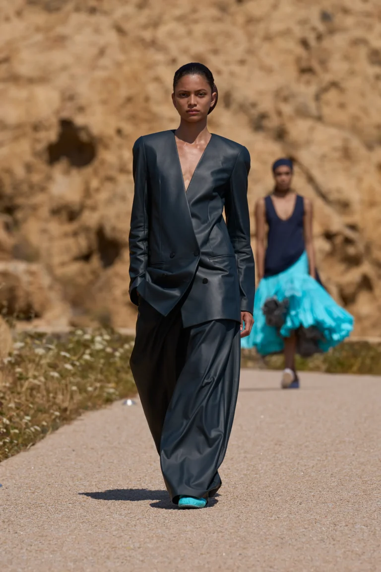Calças baggy no desfile de verão 2027 da Jacquemus.