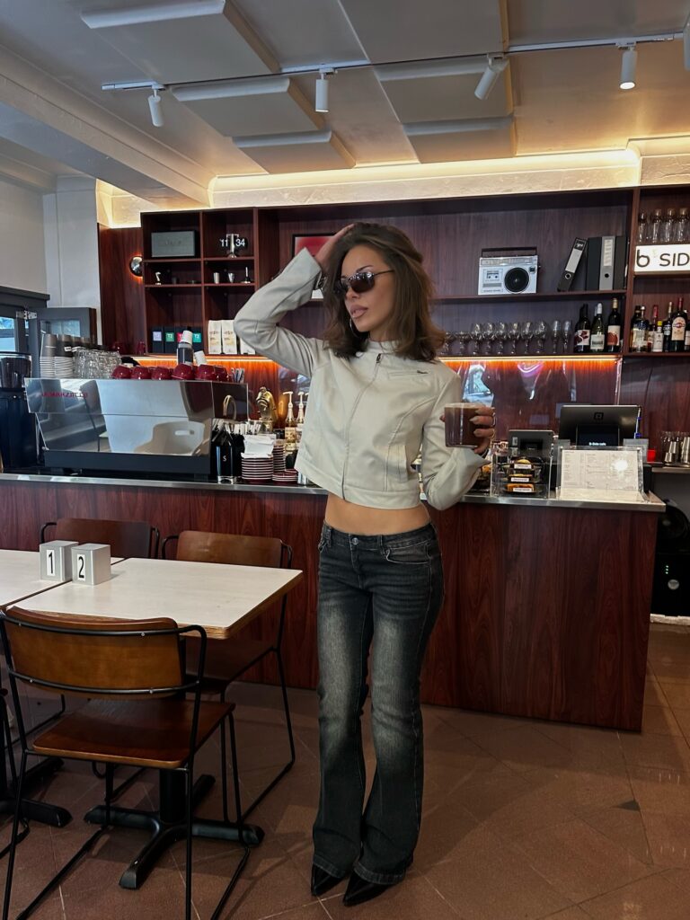 6 maneiras de usar a calça flare feminina 