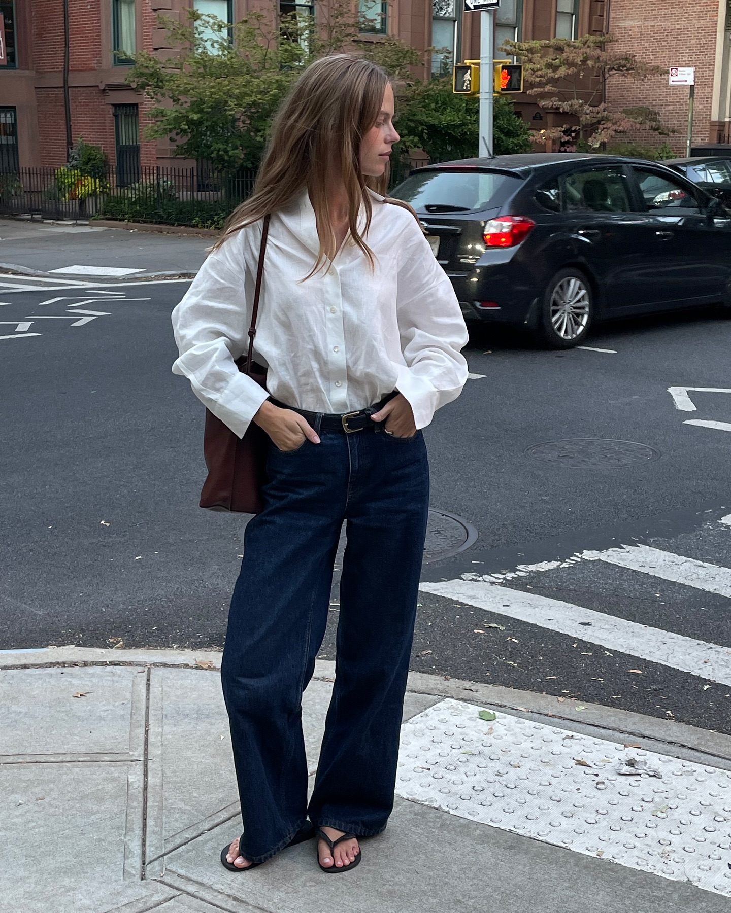 calça jeans escura