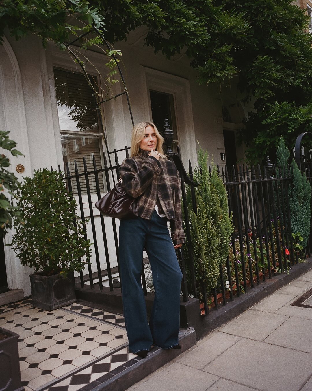 calça jeans escura