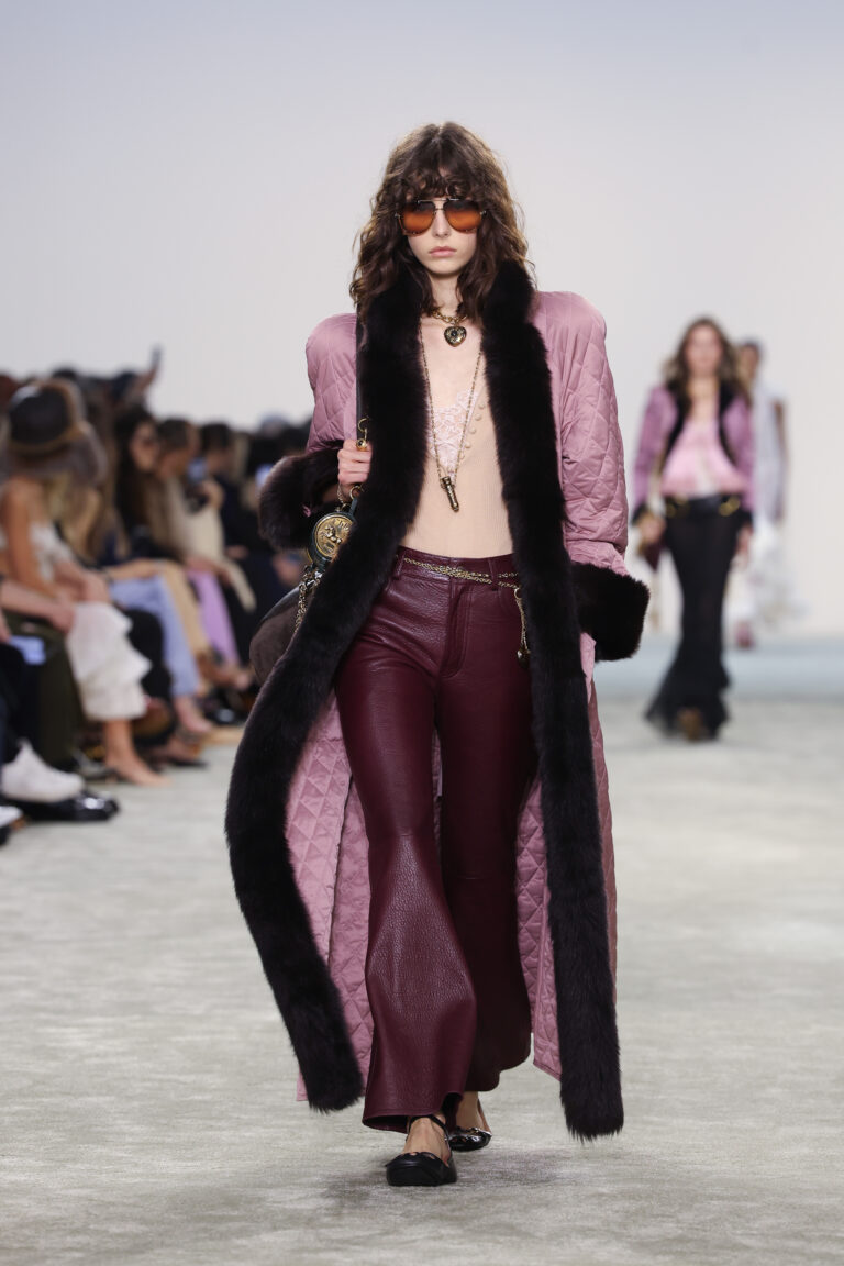 6 maneiras de usar a calça flare feminina 