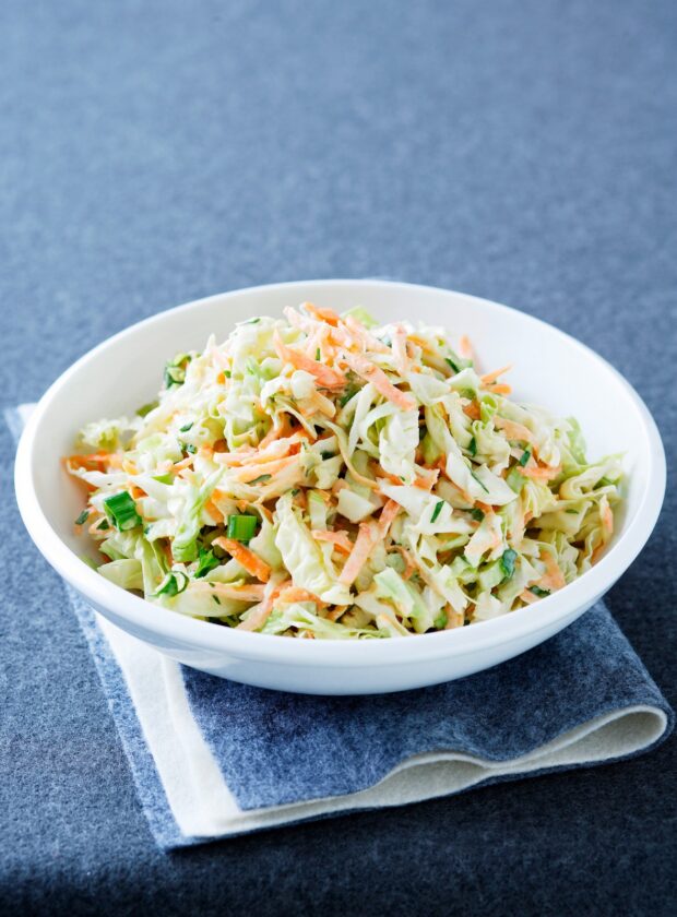 Como fazer coleslaw, a salada de repolho que refresca qualquer prato
