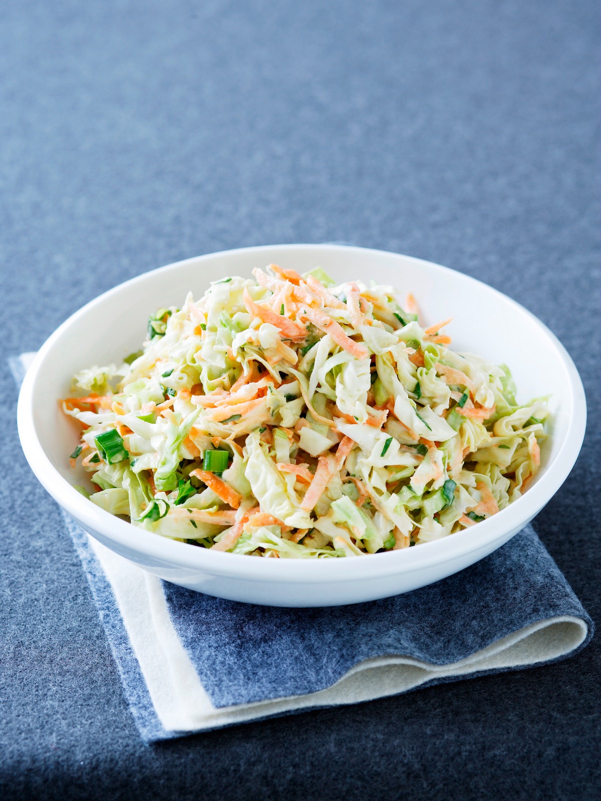 Como fazer coleslaw, a salada de repolho que refresca qualquer prato