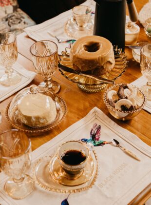 Vai receber em casa? 5 conjuntos de mesa posta que transformam a decoração por conta própria