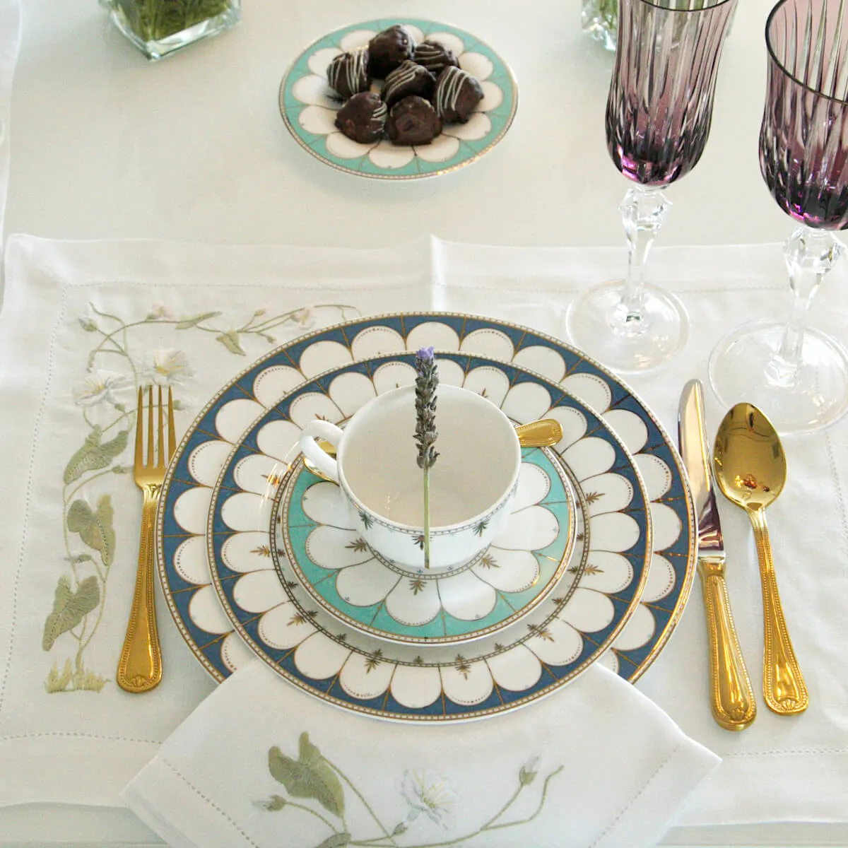 Vai receber em casa? 5 conjuntos de mesa posta que transformam a decoração por conta própria