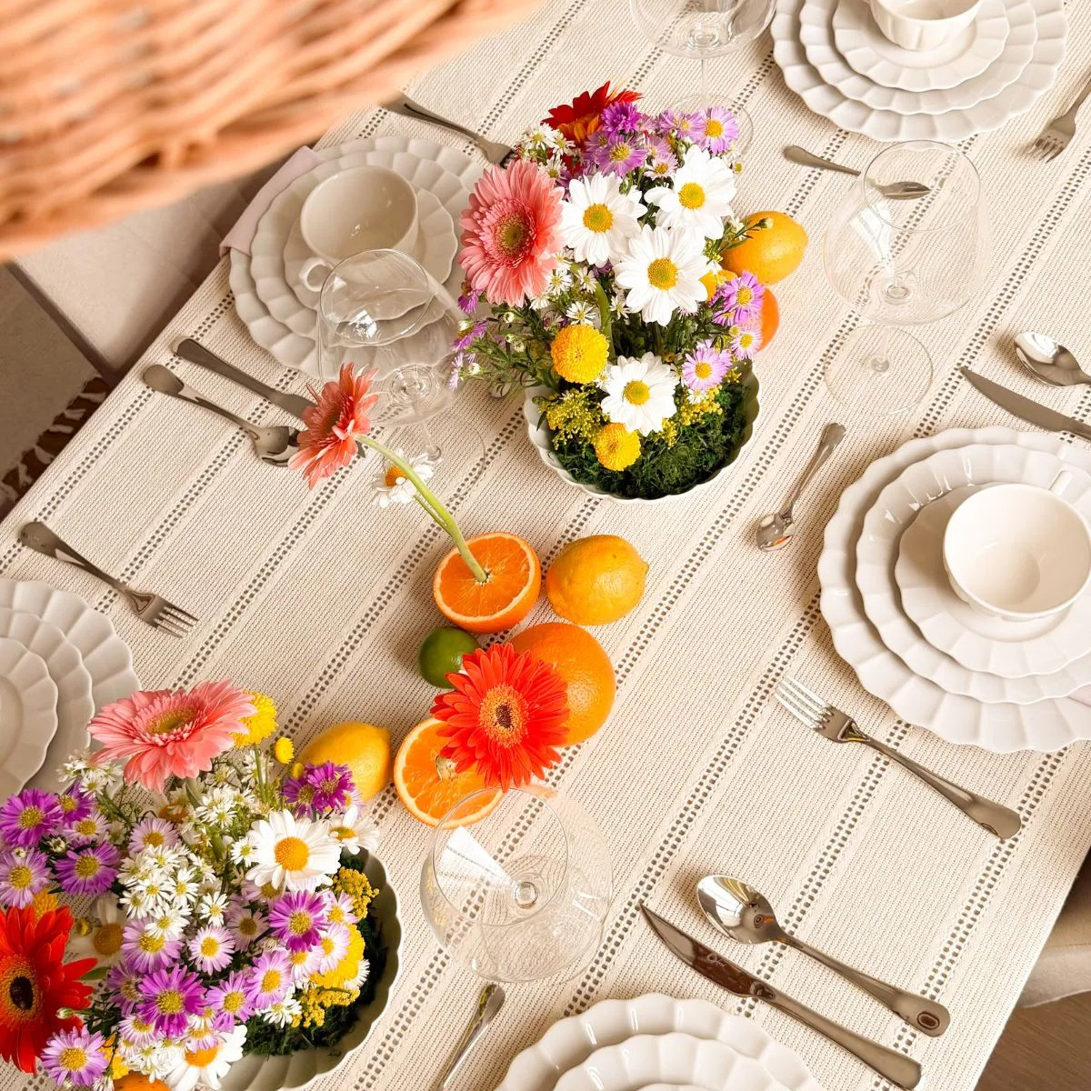 Vai receber em casa? 5 conjuntos de mesa posta que transformam a decoração por conta própria