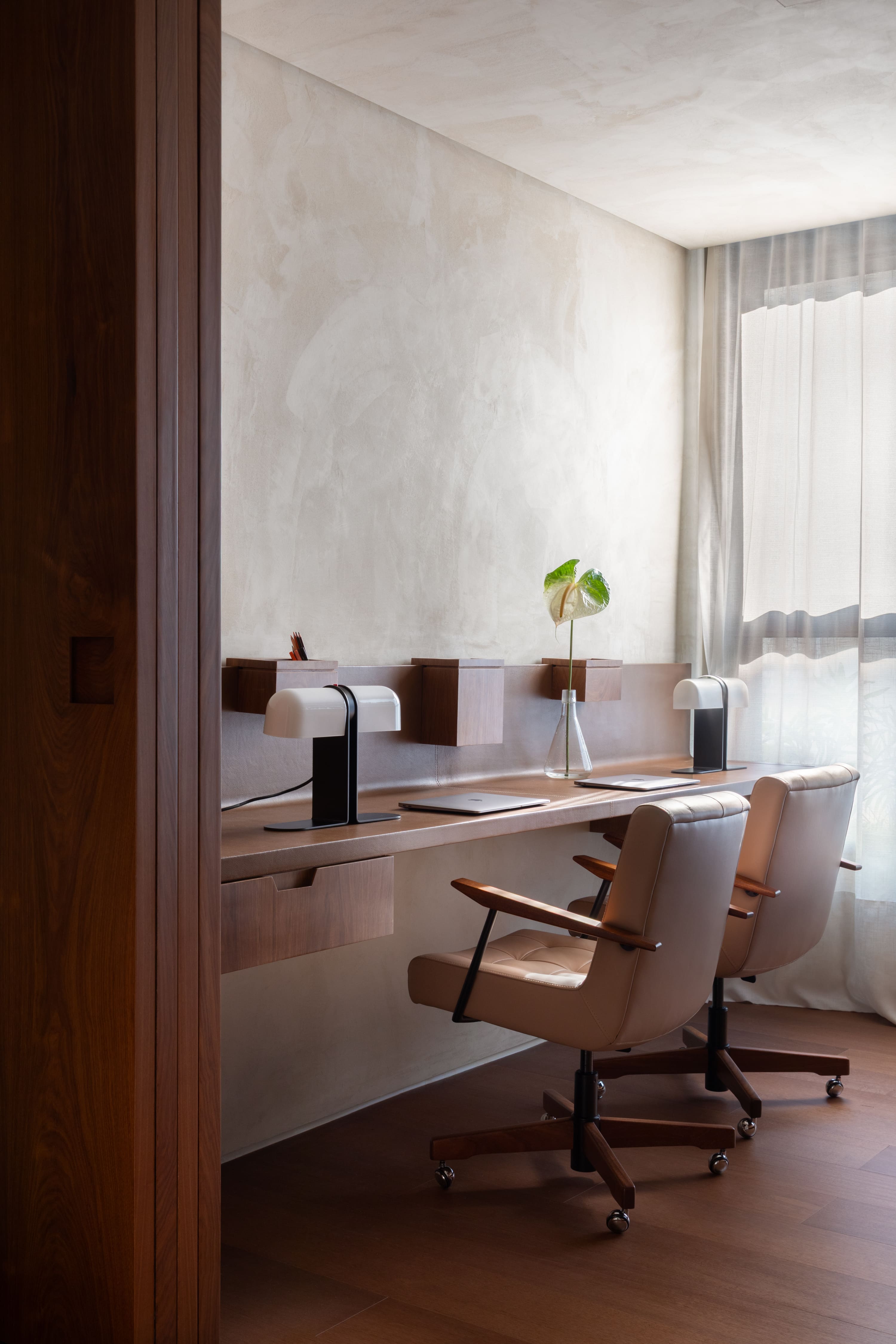 Escritório compacto: 9 inspirações para criar um cantinho do home office