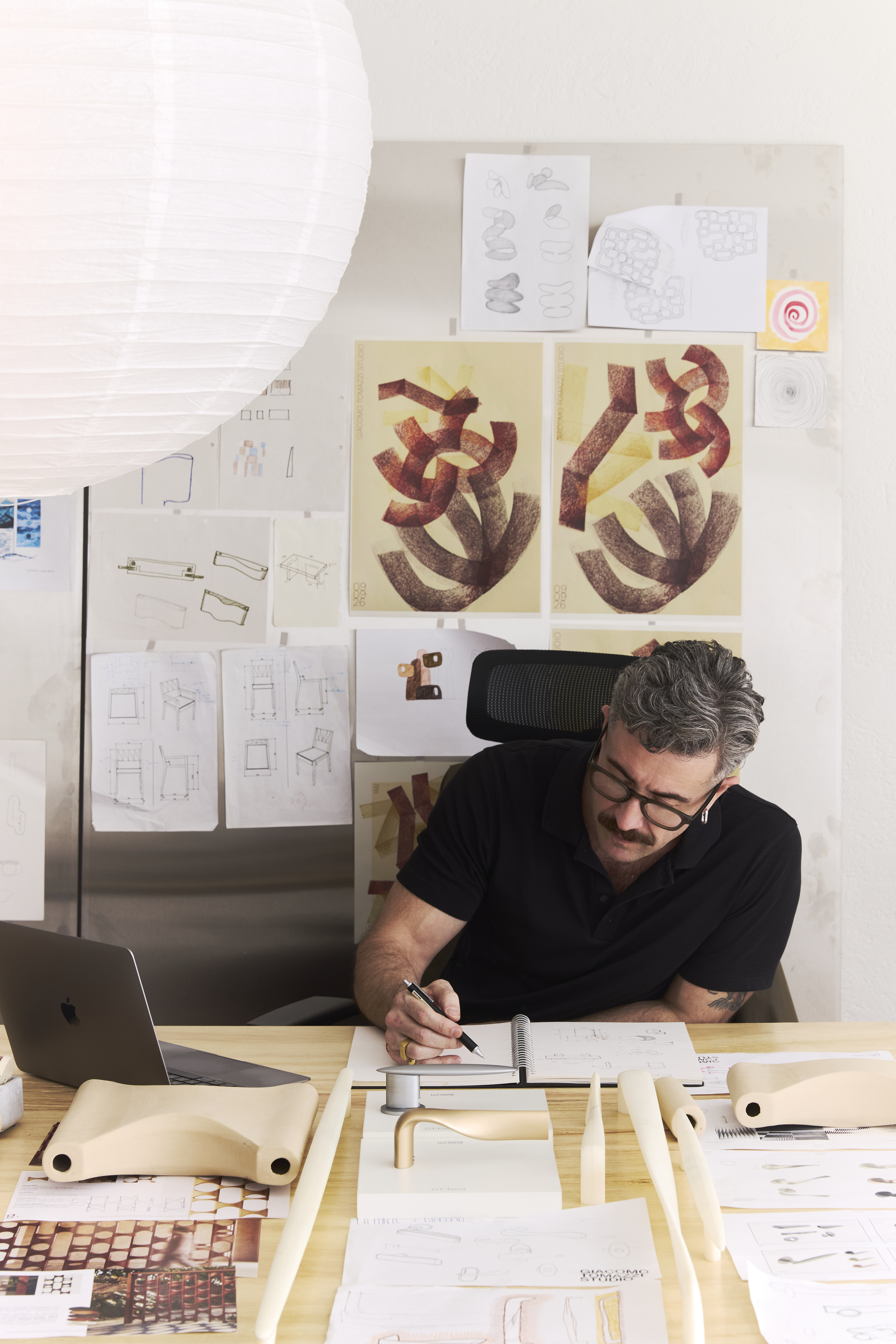 Giácomo Tomazzi revisita sua trajetória no design e abre galeria em São Paulo Giacomo Tomazzi