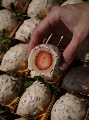 Morango cravejado: aprenda a reproduzir a receita do momento