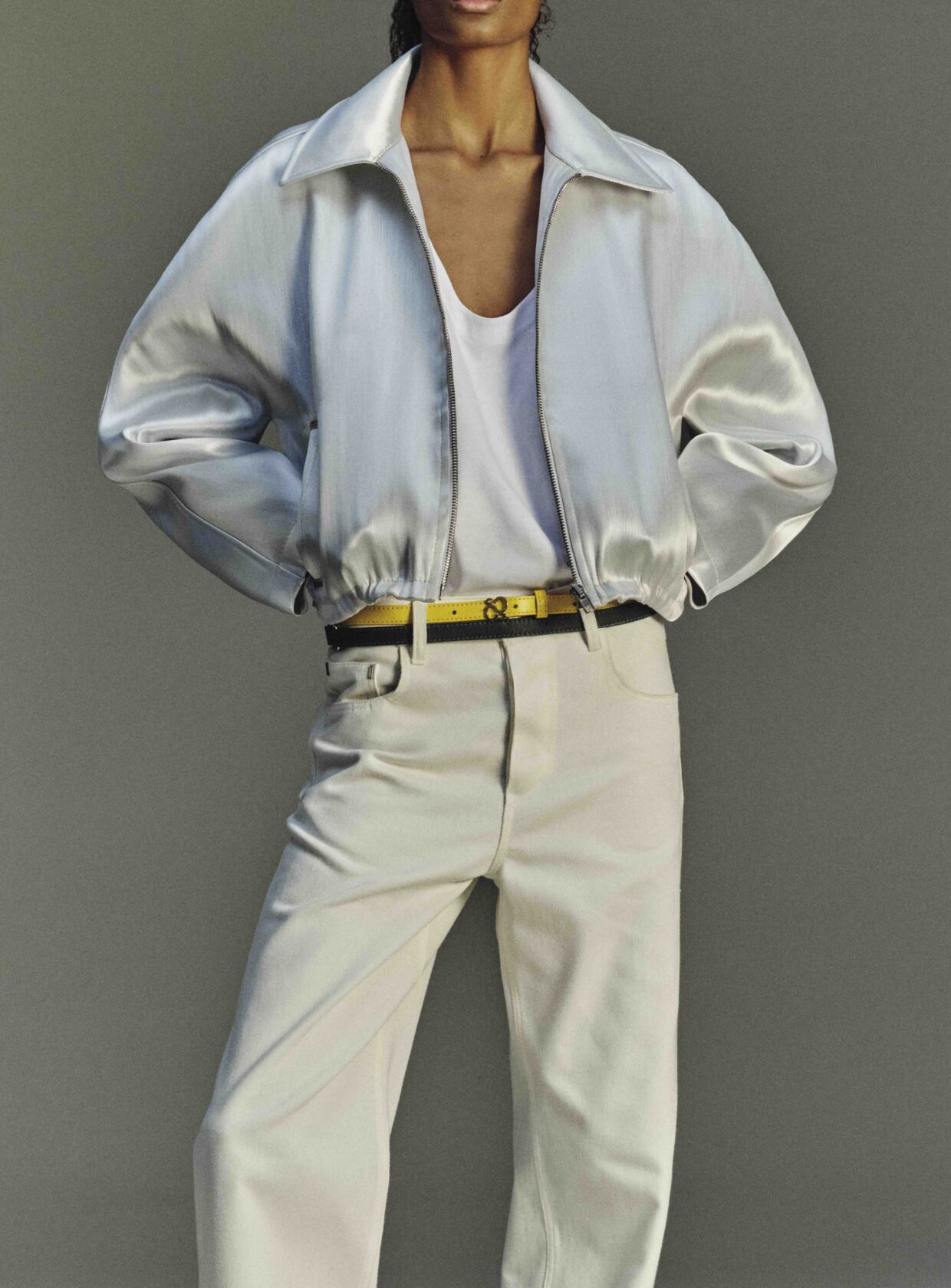 Look da coleção de relançamento da marca Pedro Lourenço.
