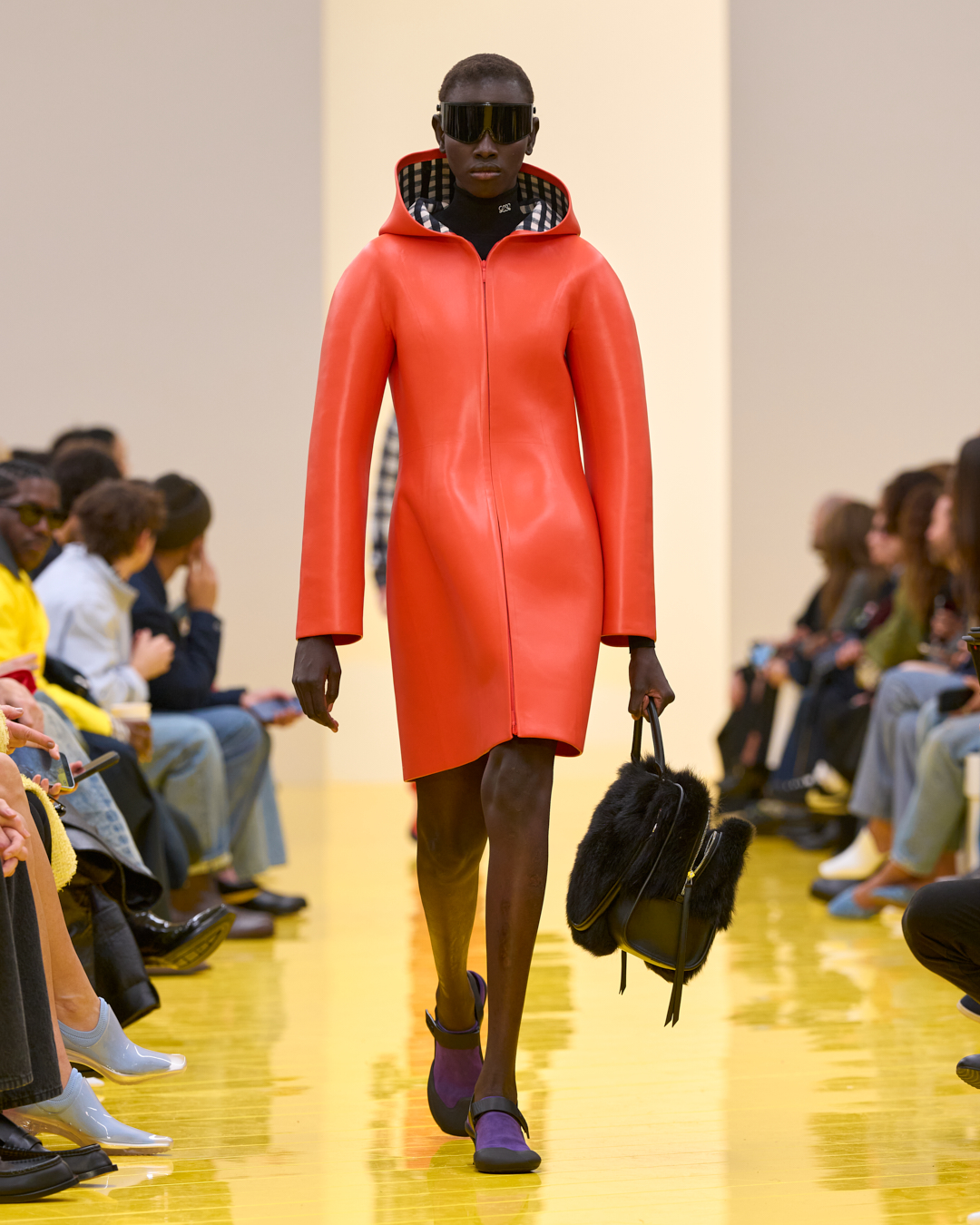 Por que mulheres adultas estão vestindo roupas de boneca? roupa de boneca loewe