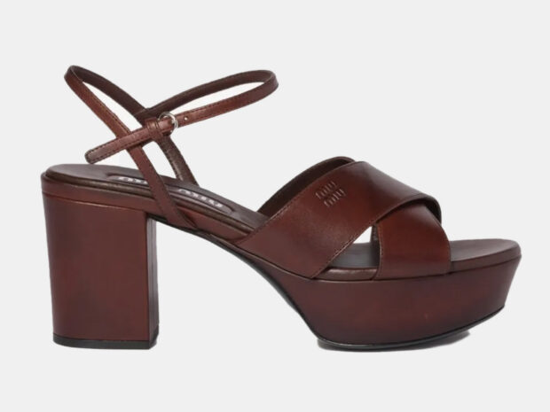 Procurando uma sandália plataforma confortável? Achamos 12 modelos que valem a pena sandalia plataforma confortavel 17set26 miumiu