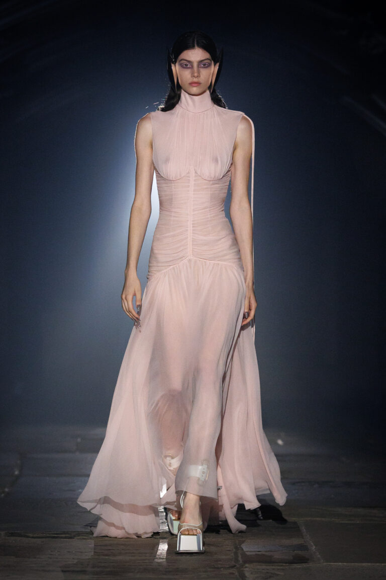 tendencias da LFW verao2027 McQueen SS27 Press Look 09