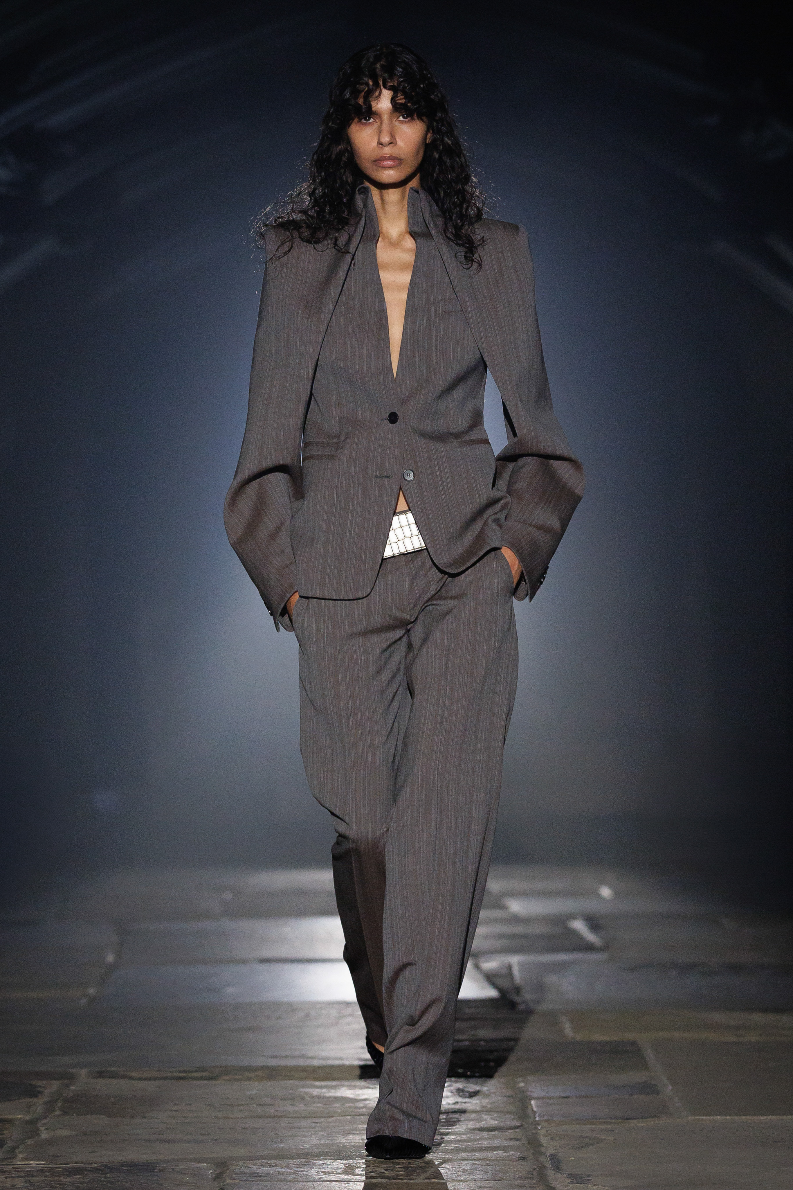 tendencias da LFW verao2027 McQueen SS27 Press Look 23