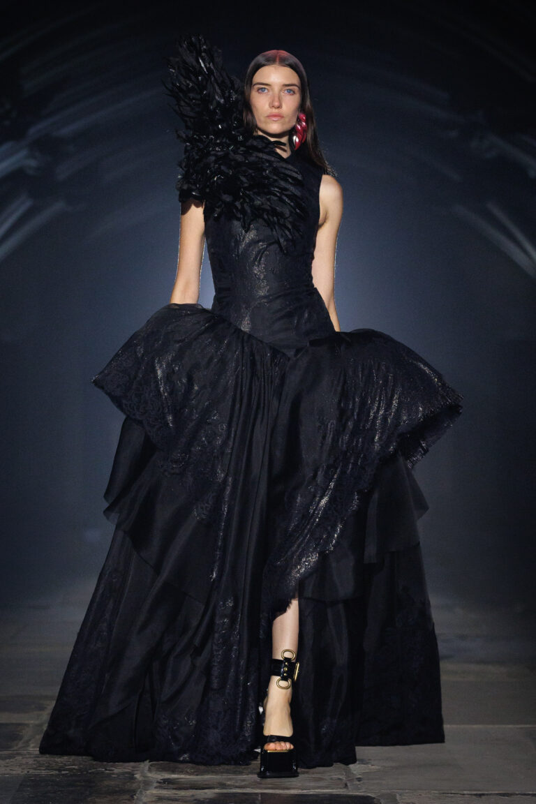 tendencias da LFW verao2027 McQueen SS27 Press Look 45