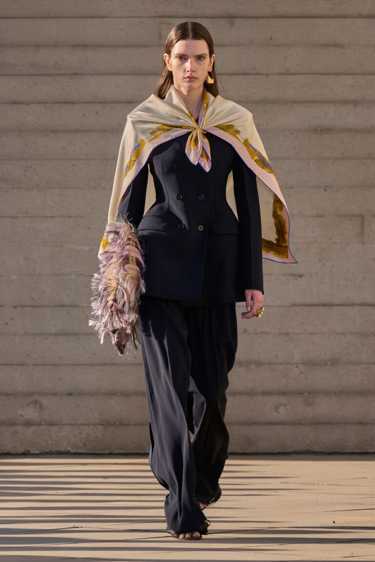 tendencias da LFW verao2027 Roksanda S27 WIDE Look 001 2X3 a7749a3d 9933 46d3 b08c 68767a99dfc5