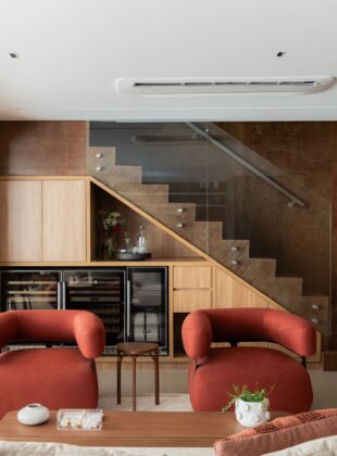 Está sobrando espaço? 8 maneiras de integrar o vão sob a escada à decoração da casa