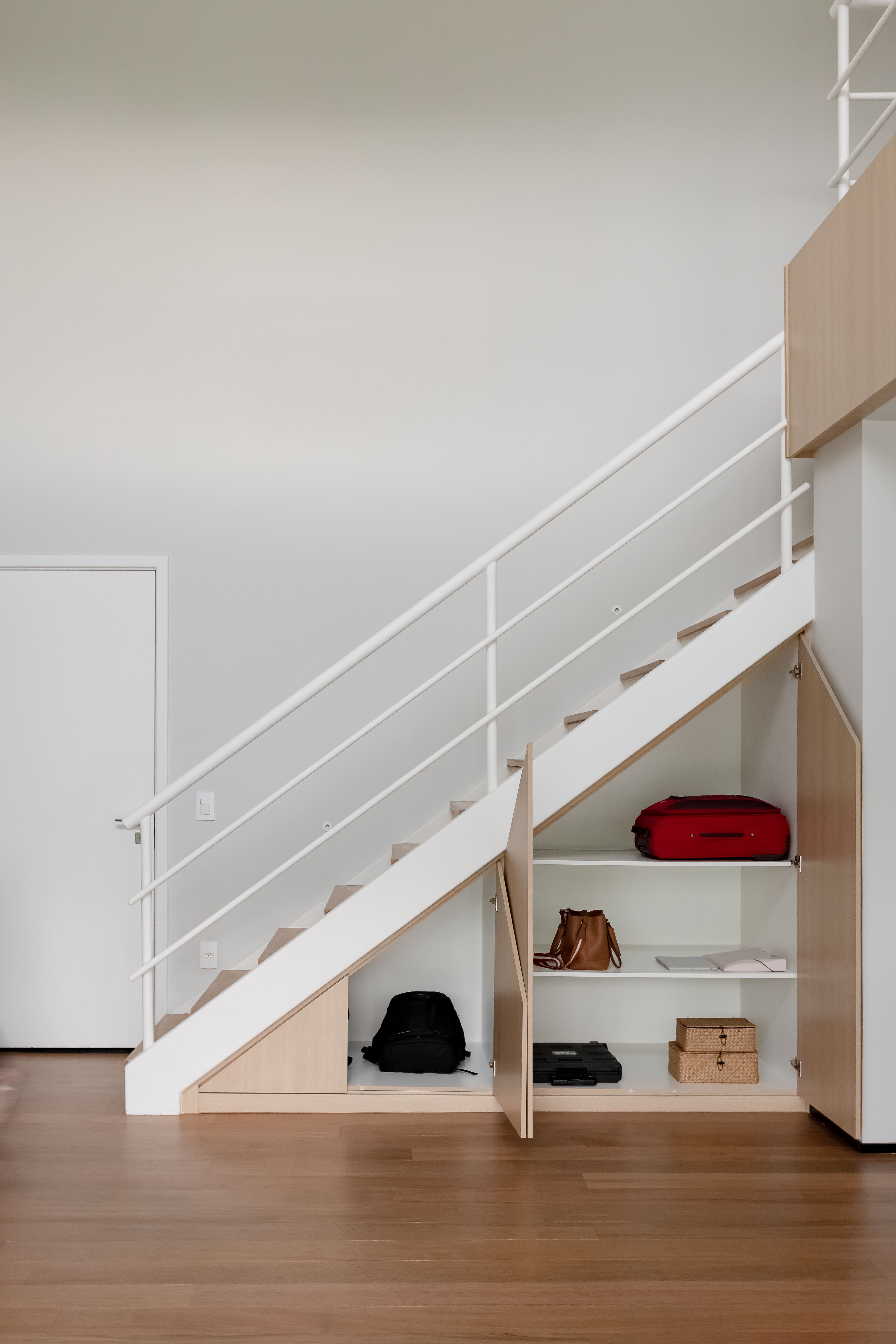 Está sobrando espaço? 8 maneiras de integrar o vão sob a escada à decoração da casa