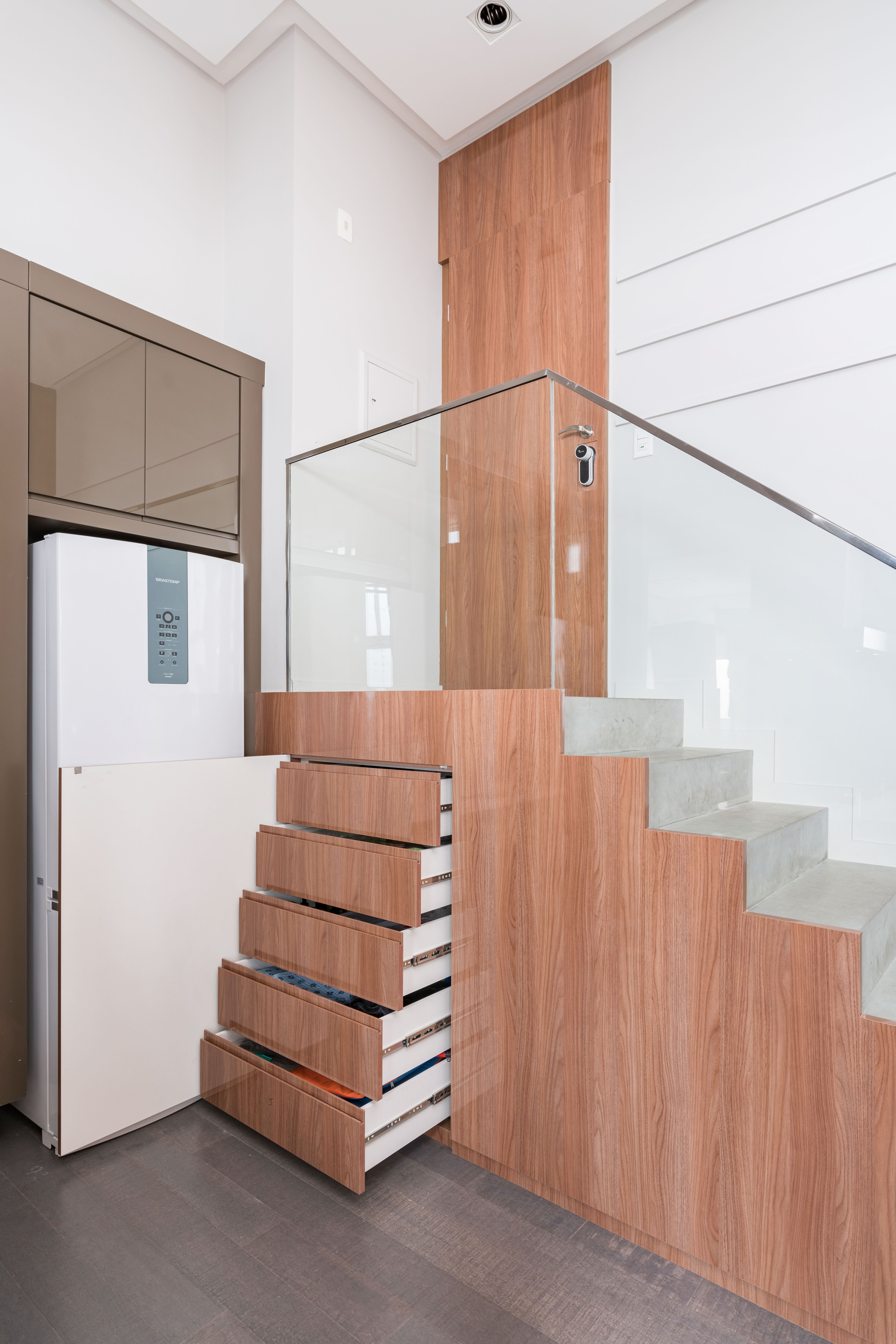 Está sobrando espaço? 8 maneiras de integrar o vão sob a escada à decoração da casa