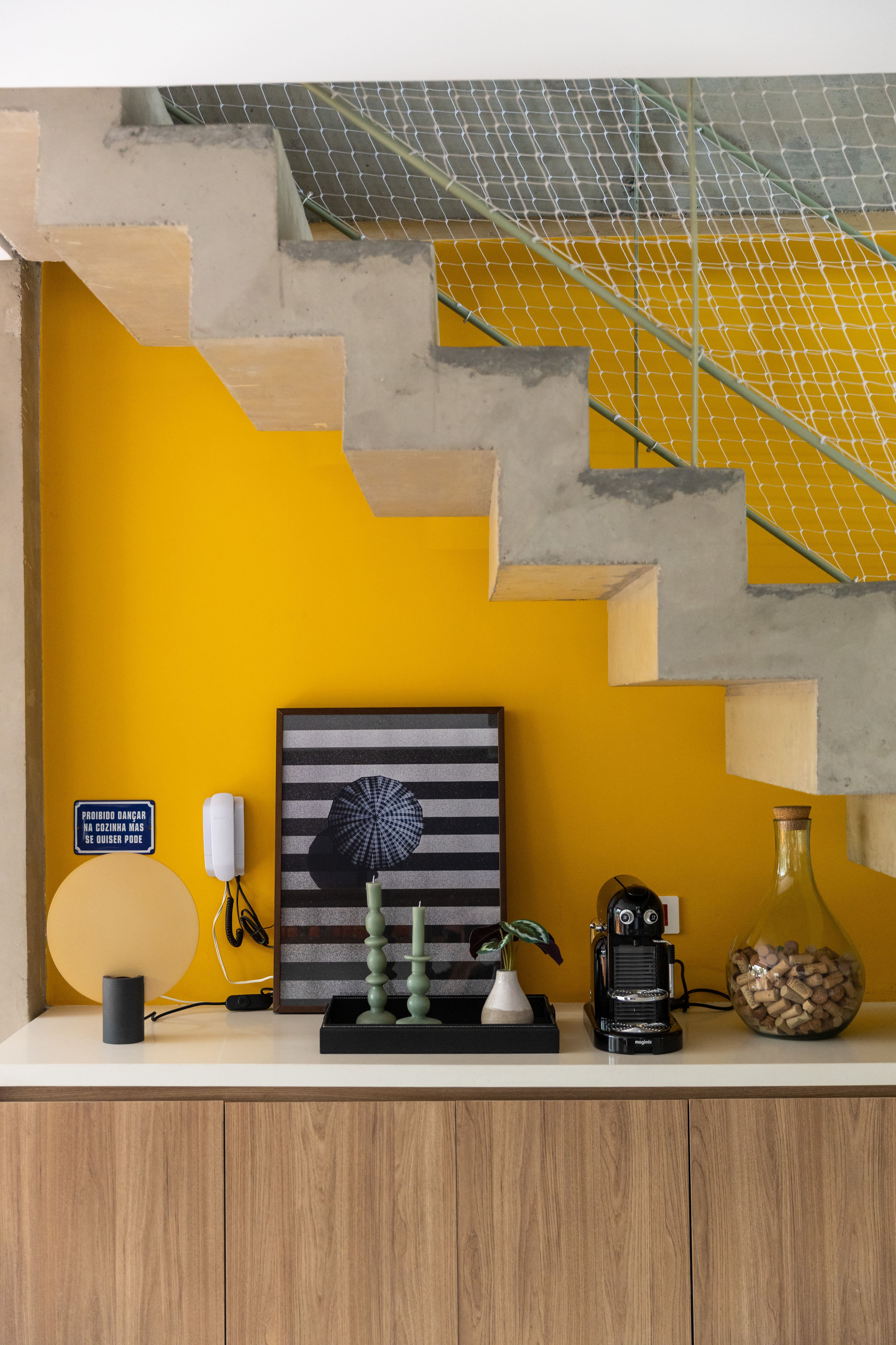 Está sobrando espaço? 8 maneiras de integrar o vão sob a escada à decoração da casa