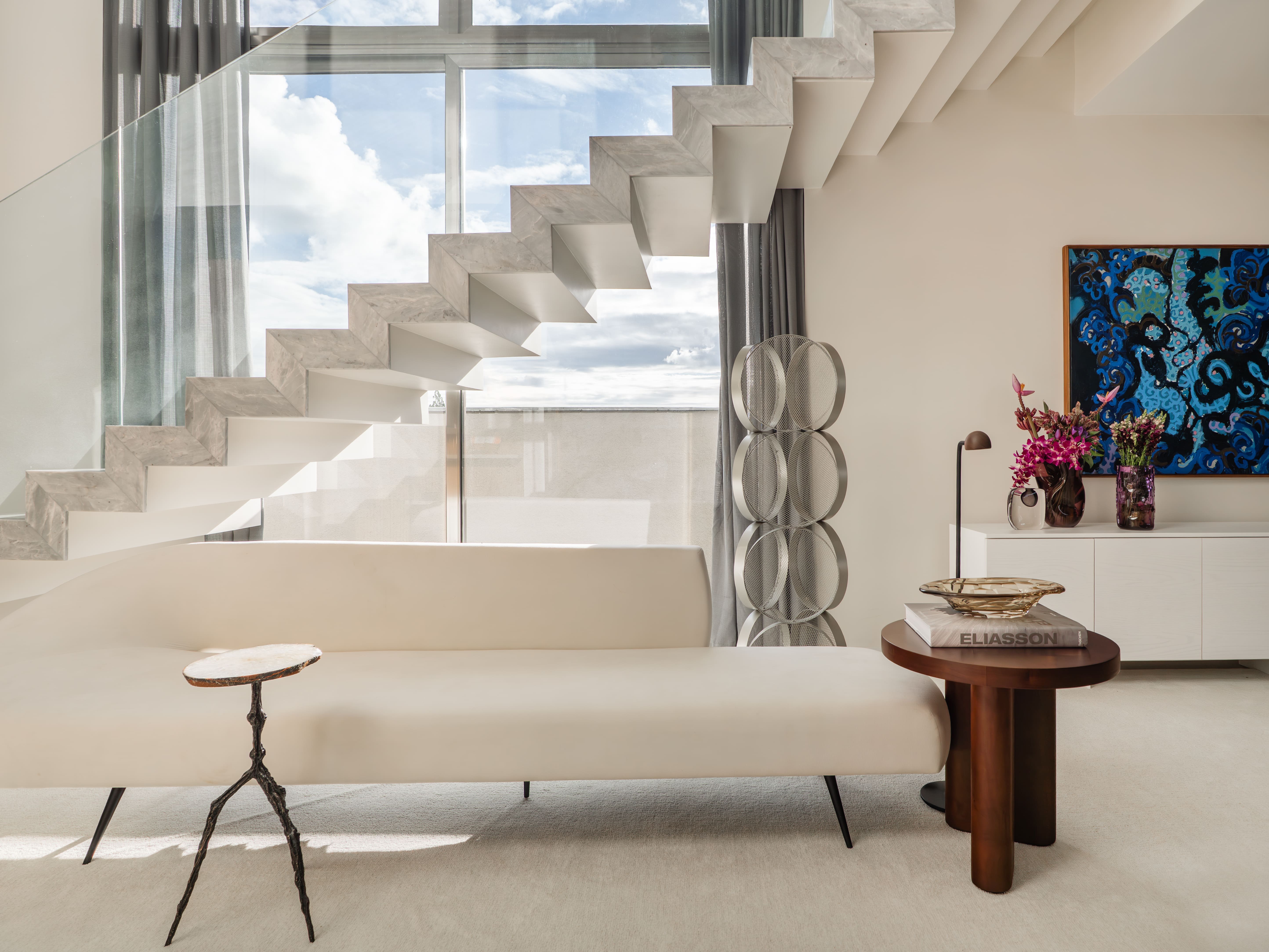 Está sobrando espaço? 8 maneiras de integrar o vão sob a escada à decoração da casa