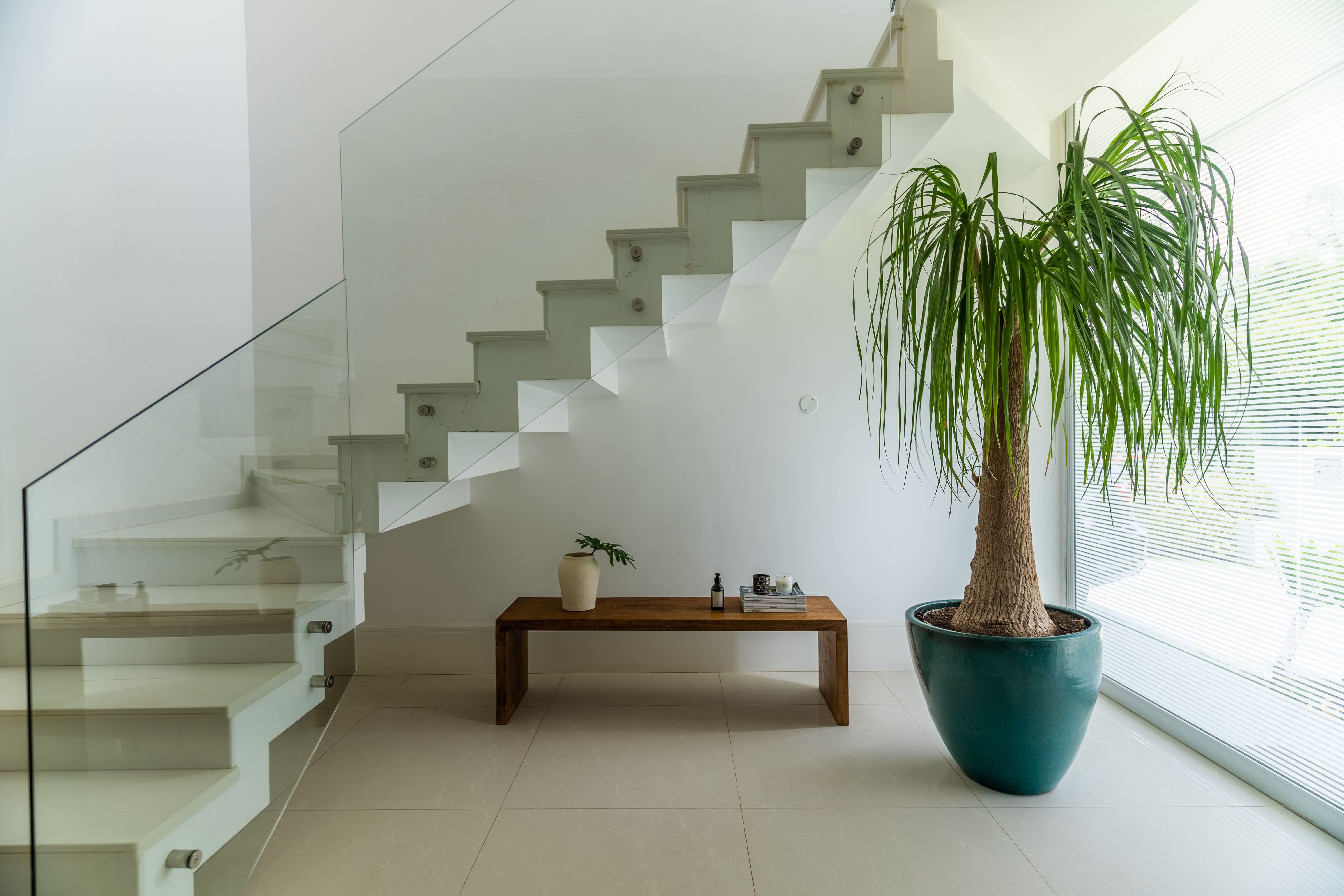 Está sobrando espaço? 8 maneiras de integrar o vão sob a escada à decoração da casa