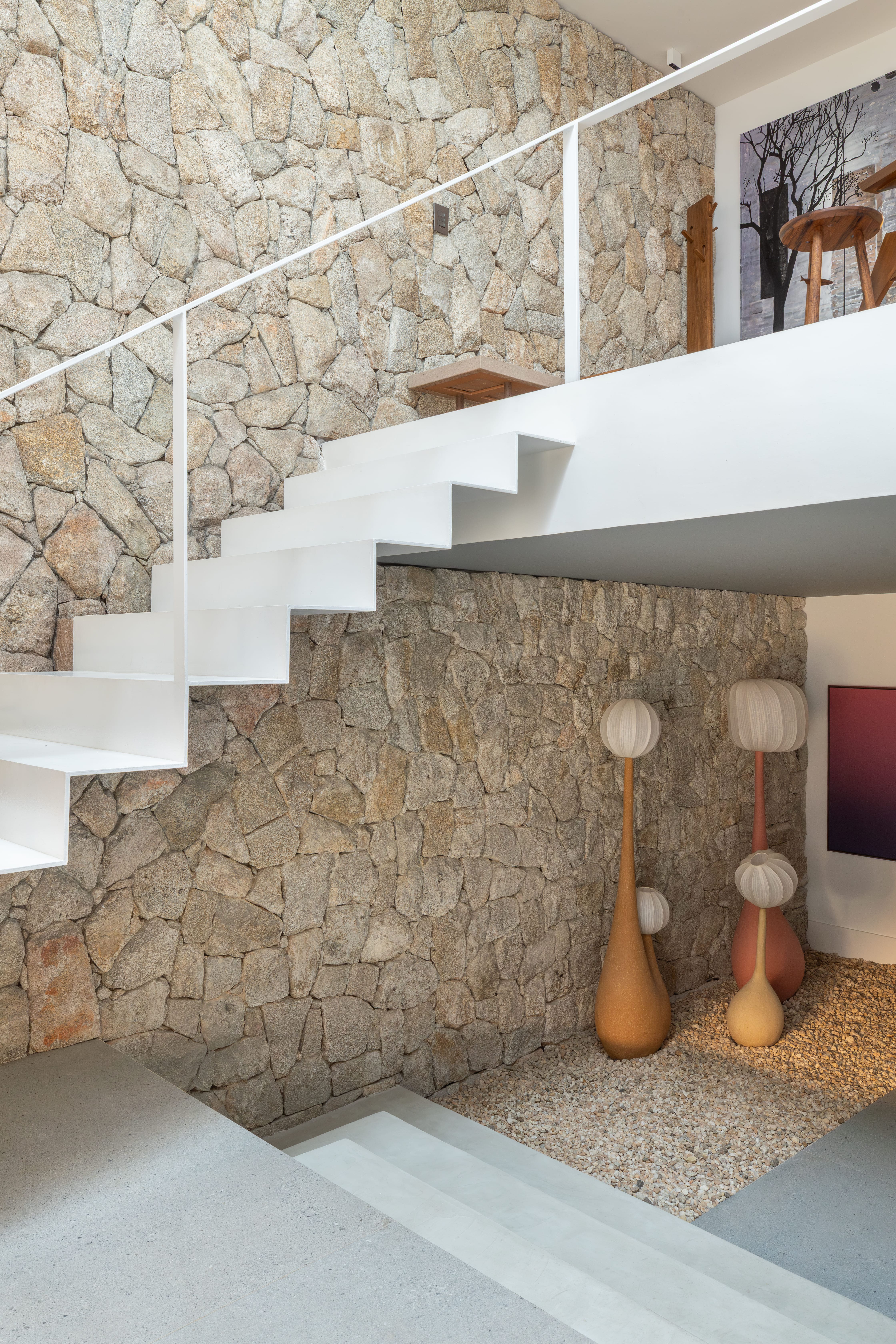 Está sobrando espaço? 8 maneiras de integrar o vão sob a escada à decoração da casa