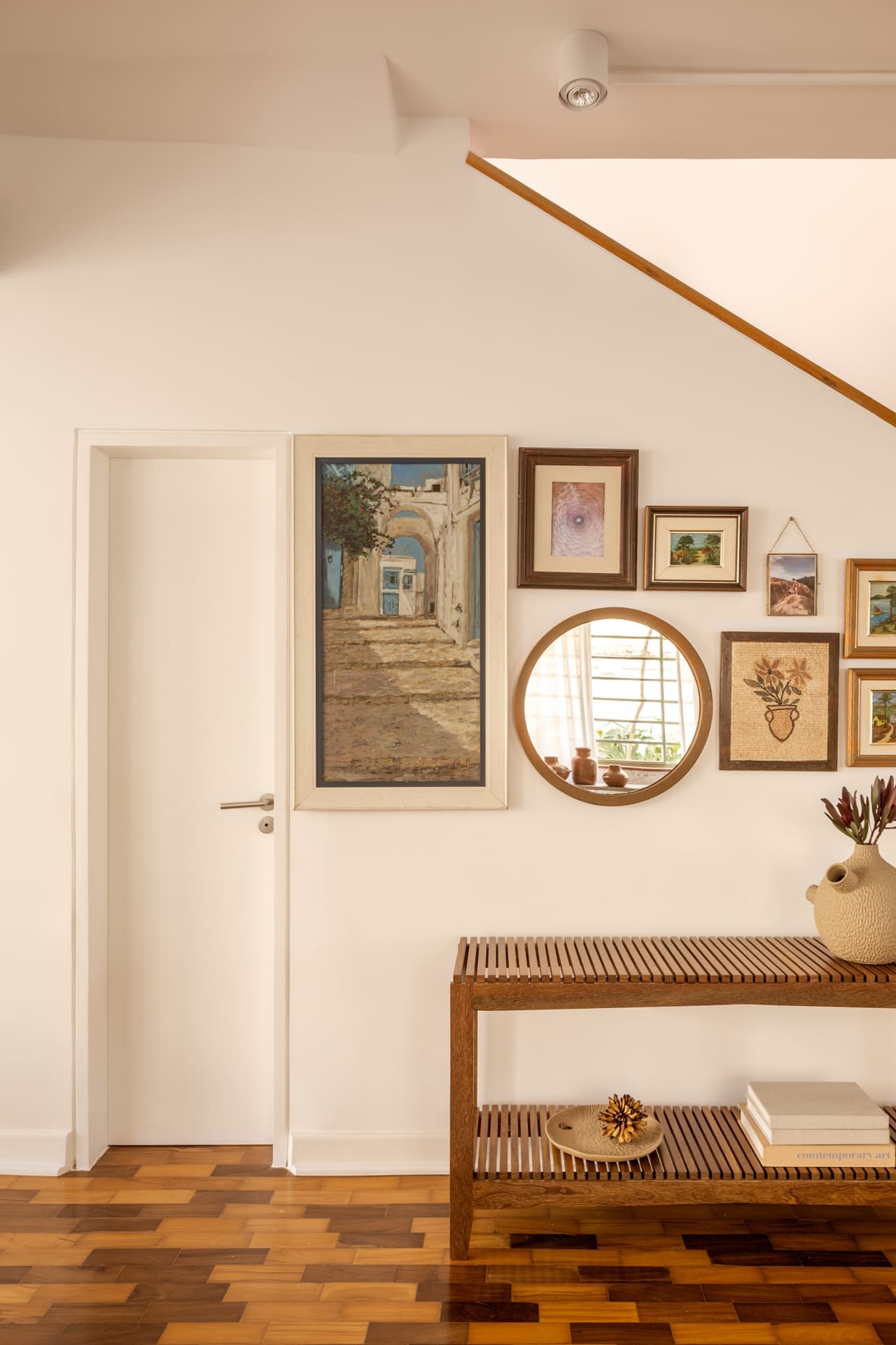 Está sobrando espaço? 8 maneiras de integrar o vão sob a escada à decoração da casa