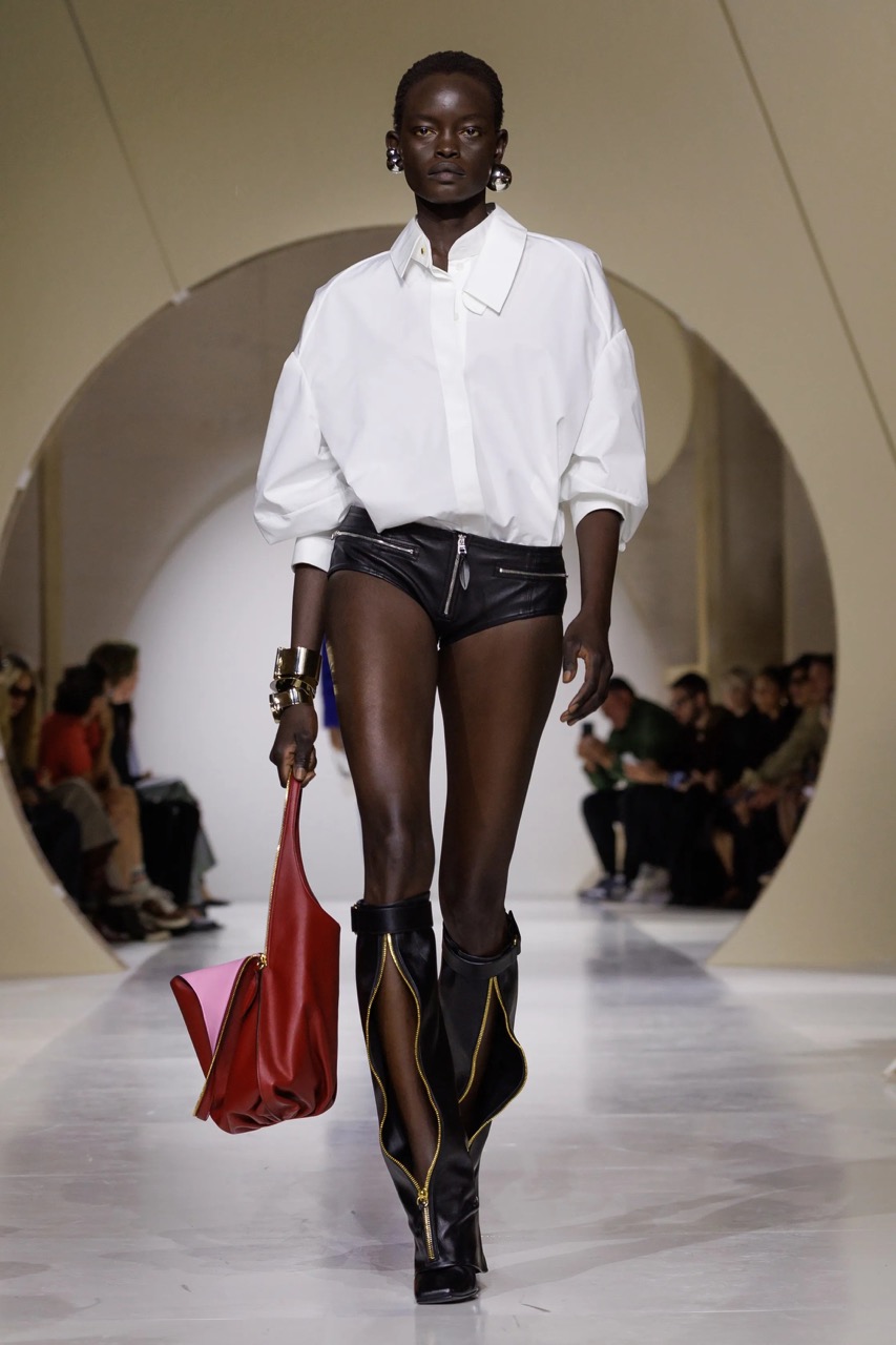 23 tendências da temporada internacional de verão 2027 00010 givenchy spring 2027 ready to wear credit brand Grande