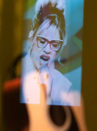 Imagem de Marília Mendonça na expoisção do MIS