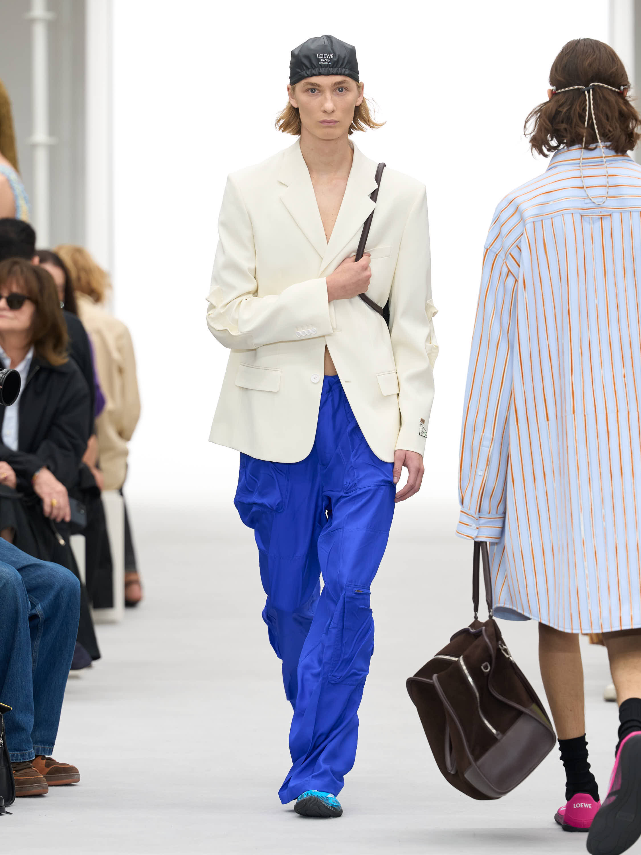 23 tendências da temporada internacional de verão 2027 LOEWE SS27 SHOW RUNWAY LOOK 57