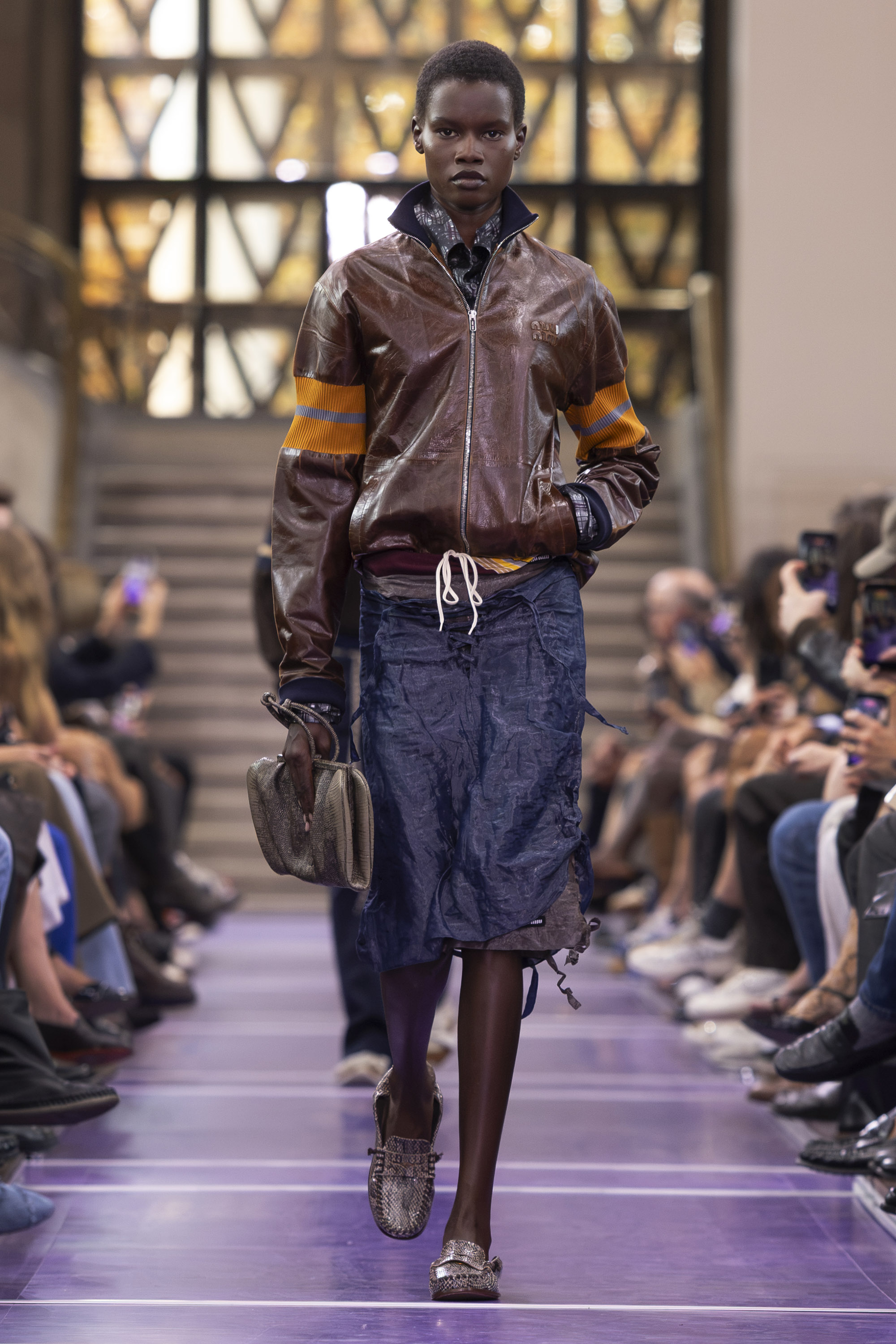 23 tendências da temporada internacional de verão 2027 Miu Miu SS27 Look049