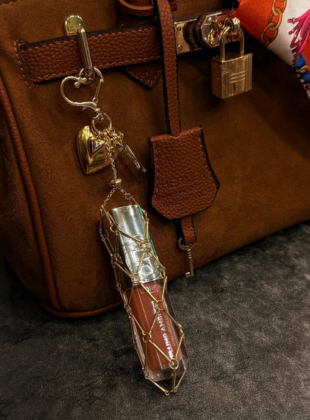 Batom com chaveiro: 7 opções para levar na bolsa (ou no look!) e retocar ao longo do dia batom no chaveiro (7)